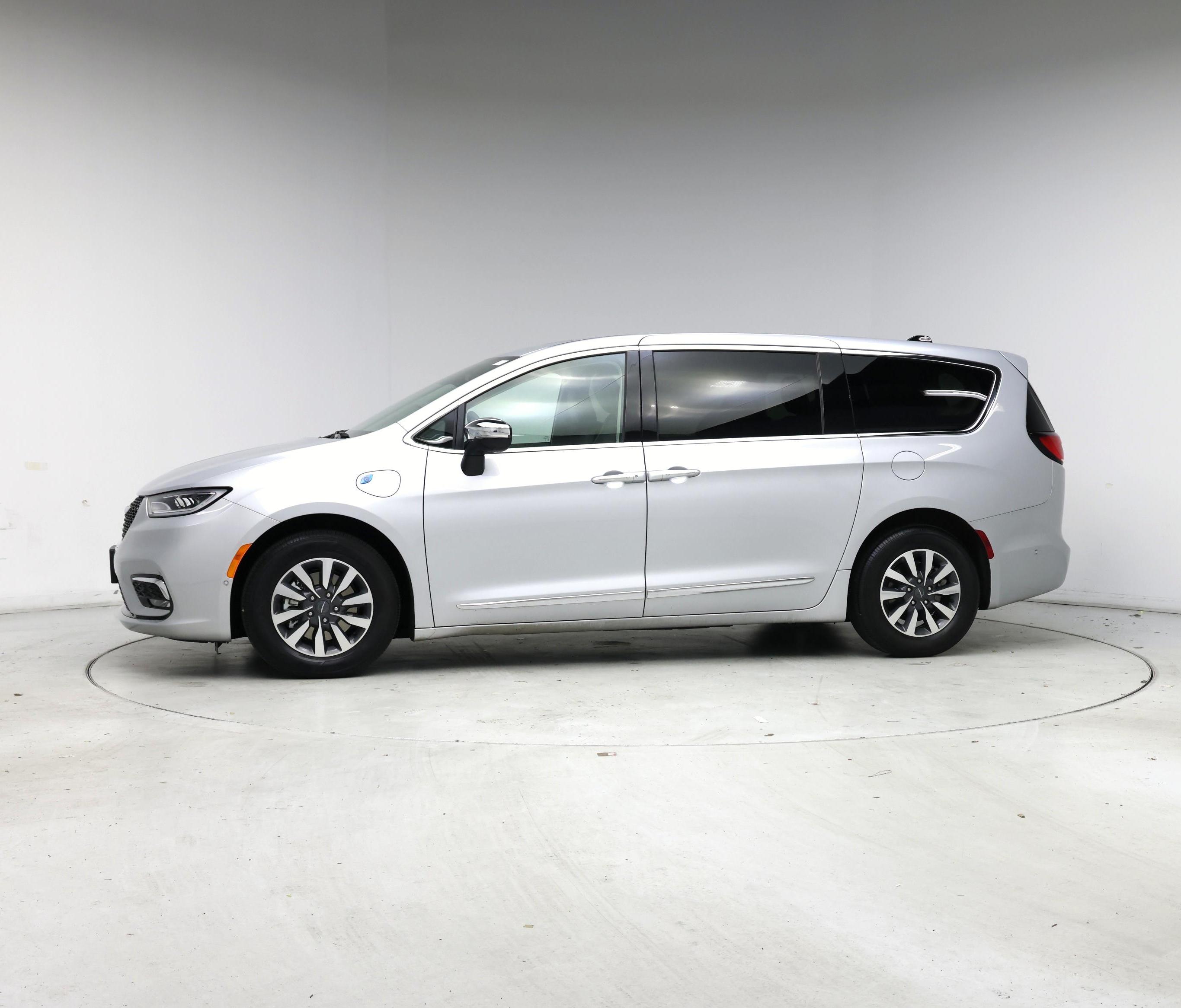 Thumbnail: 2023 Chrysler Pacifica - 3