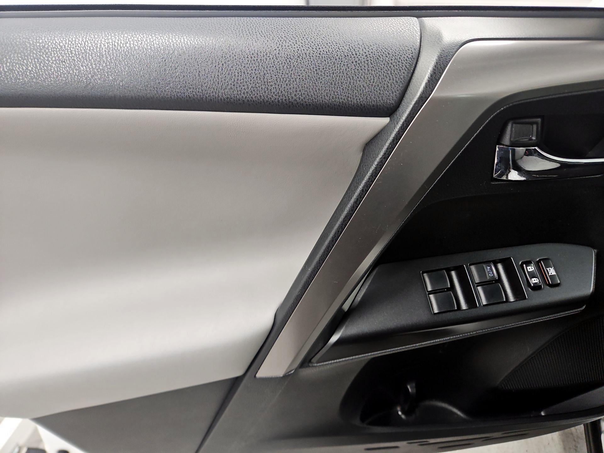 Thumbnail: 2016 Toyota RAV4 - 12