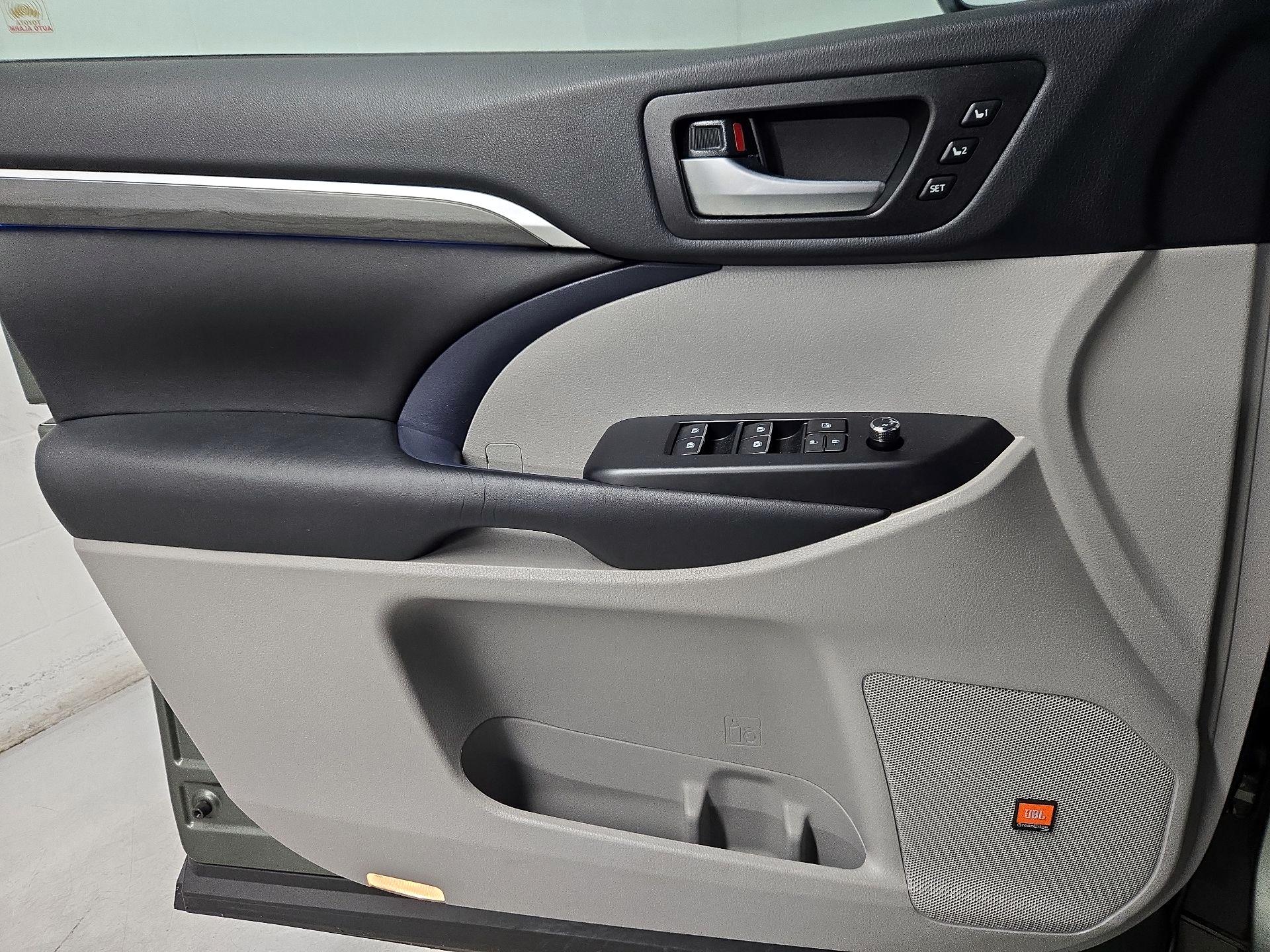 Thumbnail: 2019 Toyota Highlander - 12