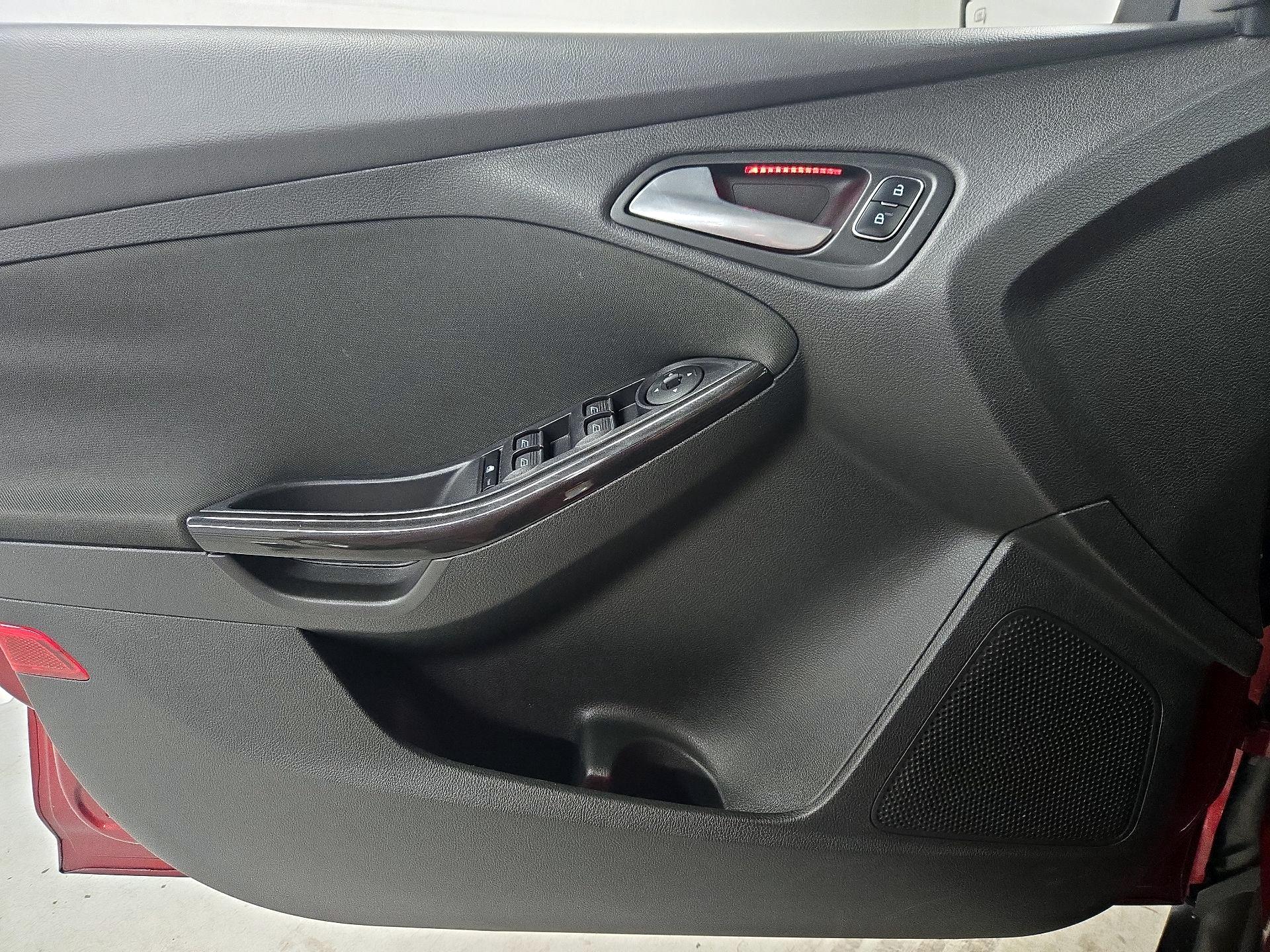 Thumbnail: 2015 Ford Focus - 12