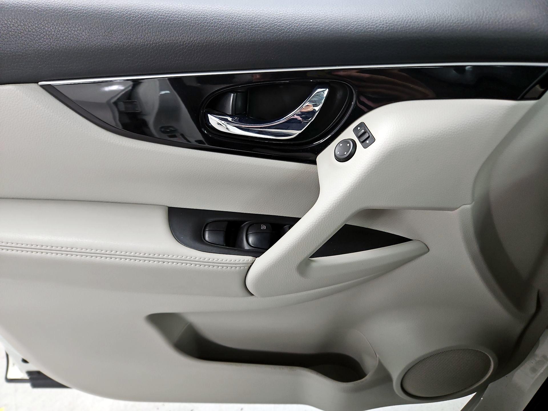 Thumbnail: 2017 Nissan Rogue Sport - 12