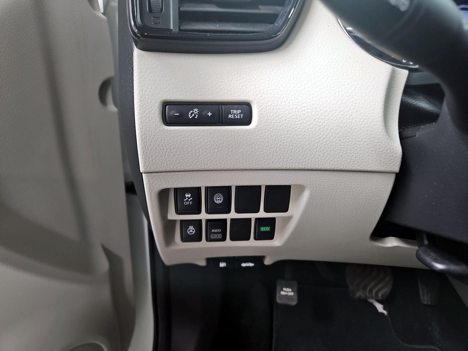 Thumbnail: 2017 Nissan Rogue Sport - 13