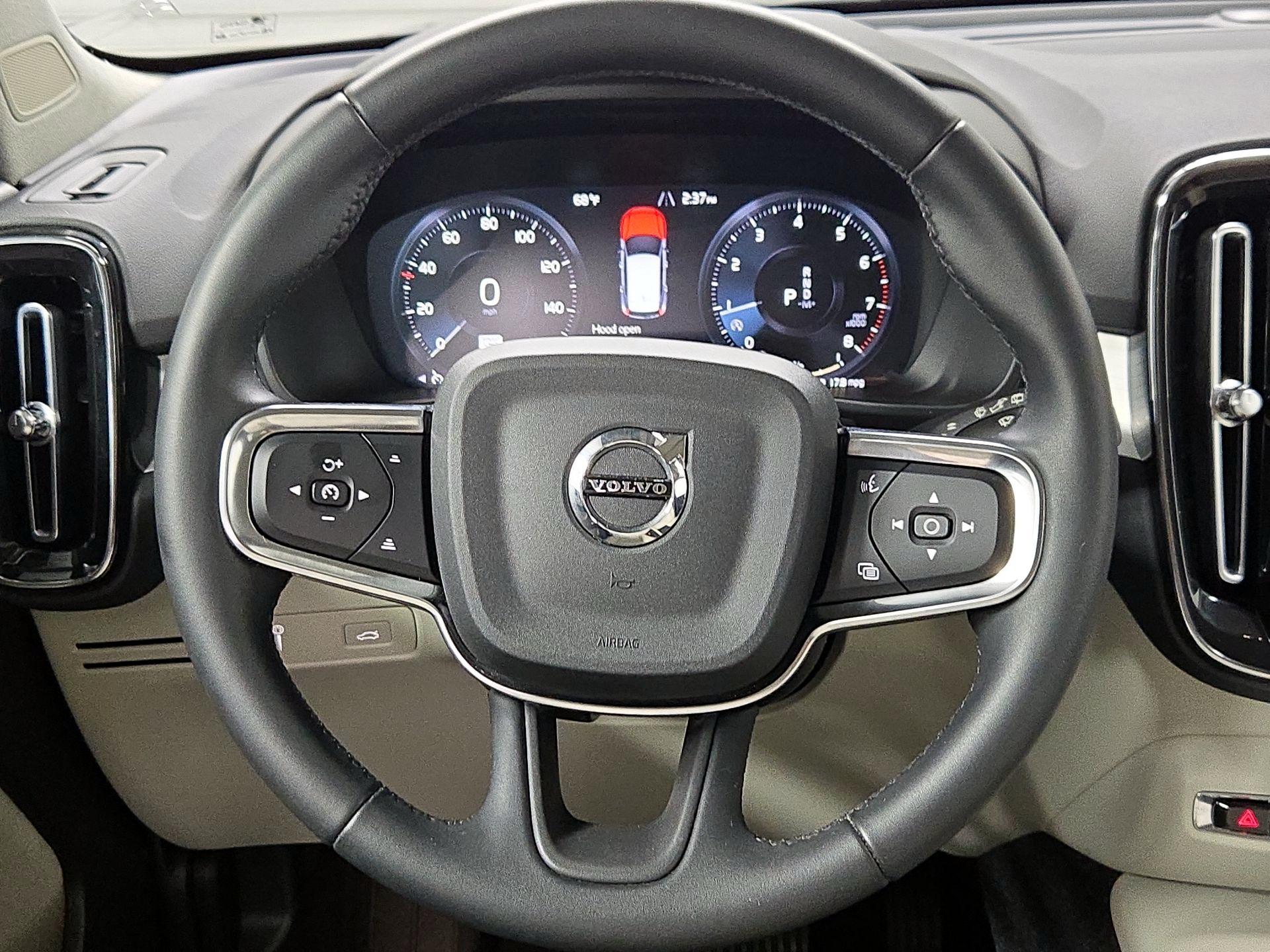 Thumbnail: 2022 Volvo XC40 - 10