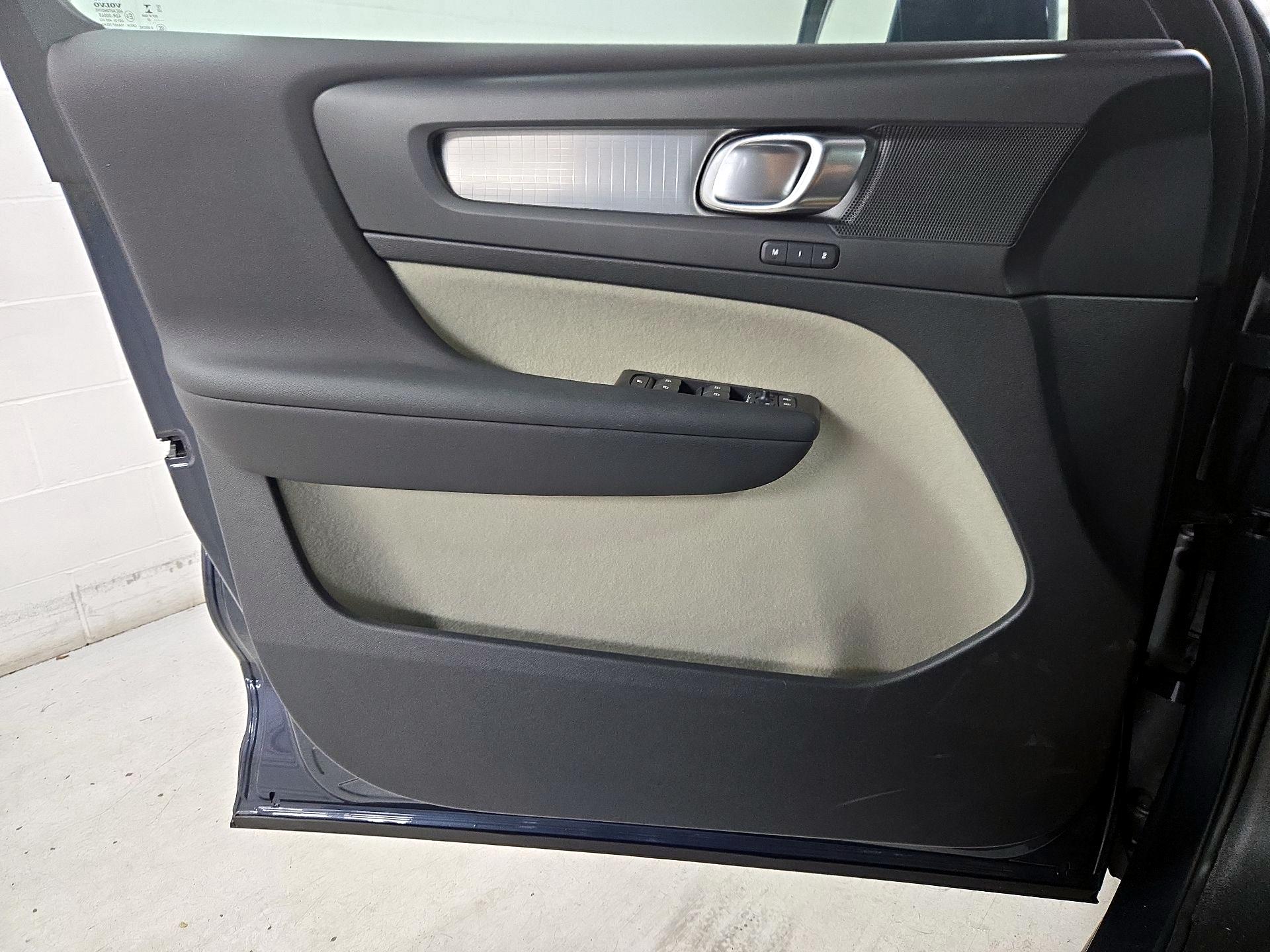 Thumbnail: 2022 Volvo XC40 - 12