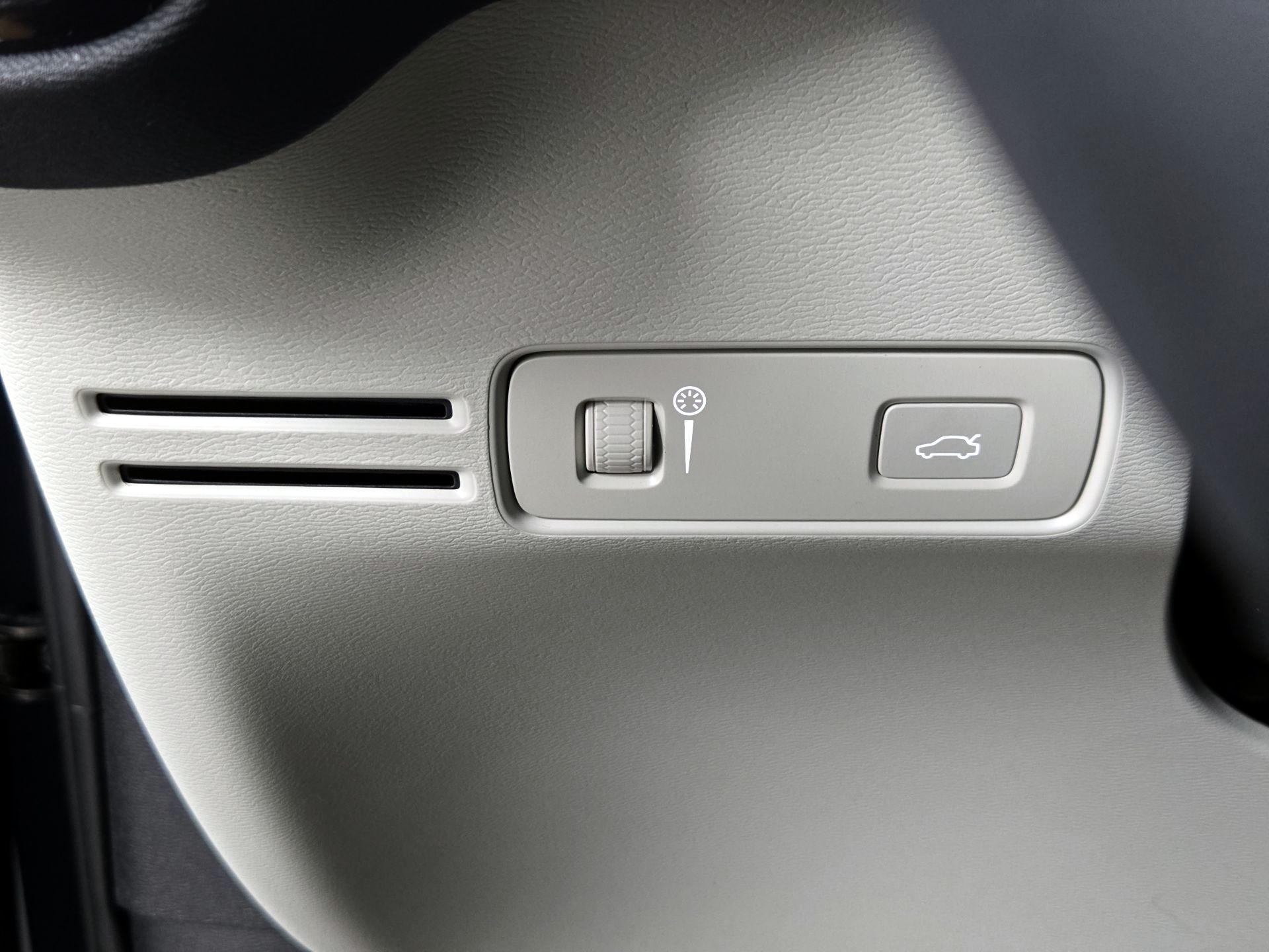 Thumbnail: 2022 Volvo XC40 - 13