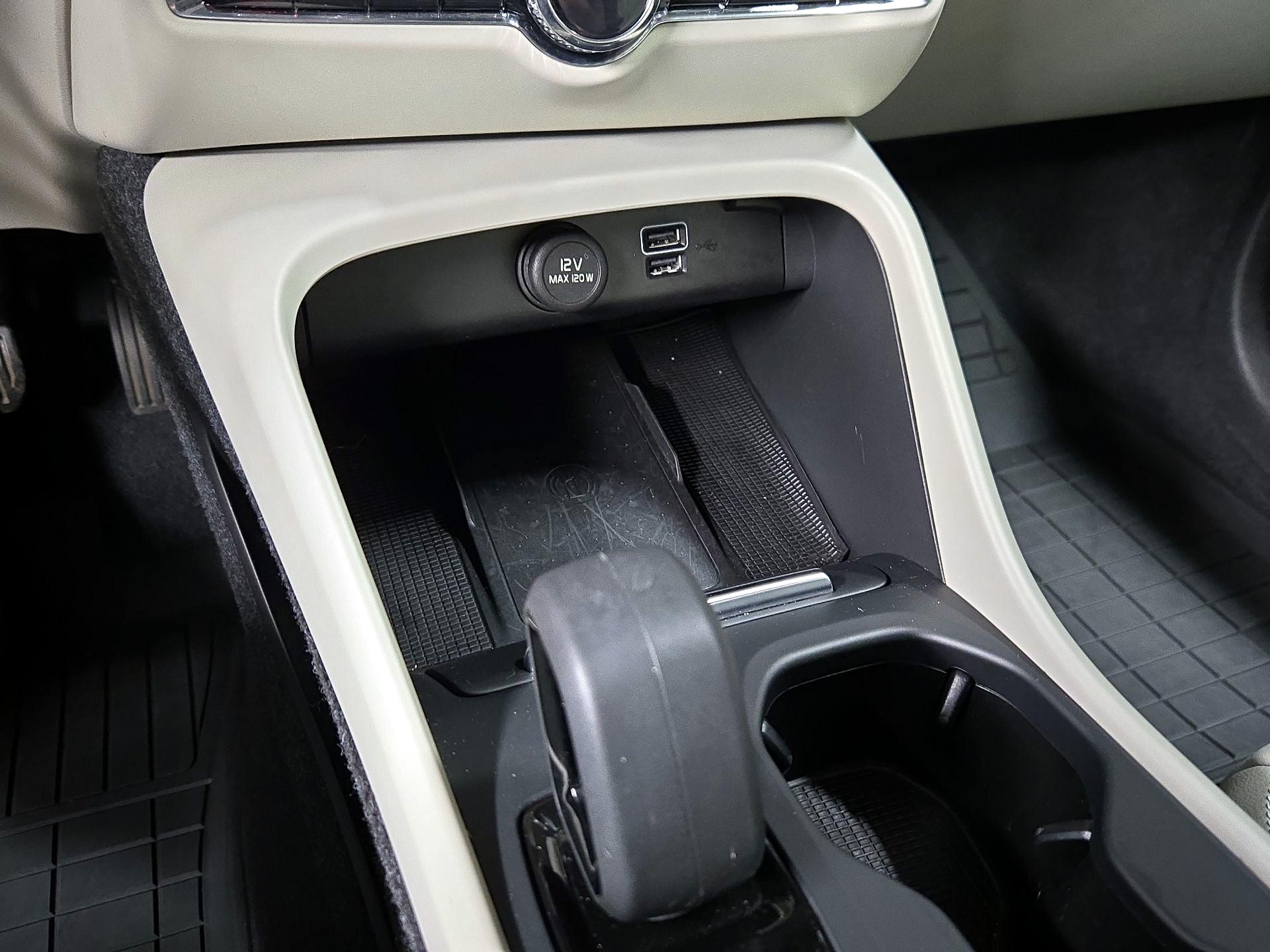 Thumbnail: 2022 Volvo XC40 - 19