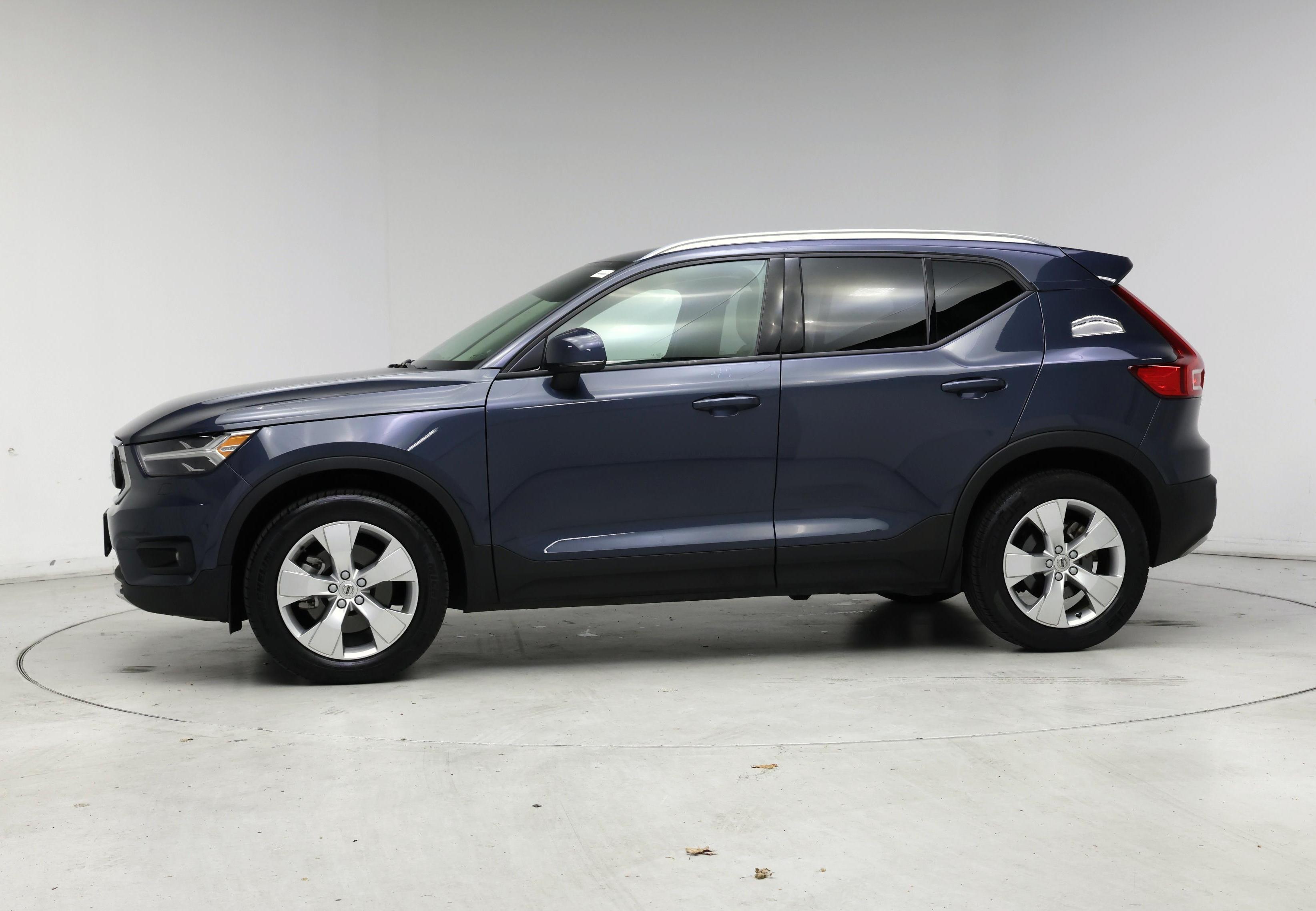 Thumbnail: 2022 Volvo XC40 - 3