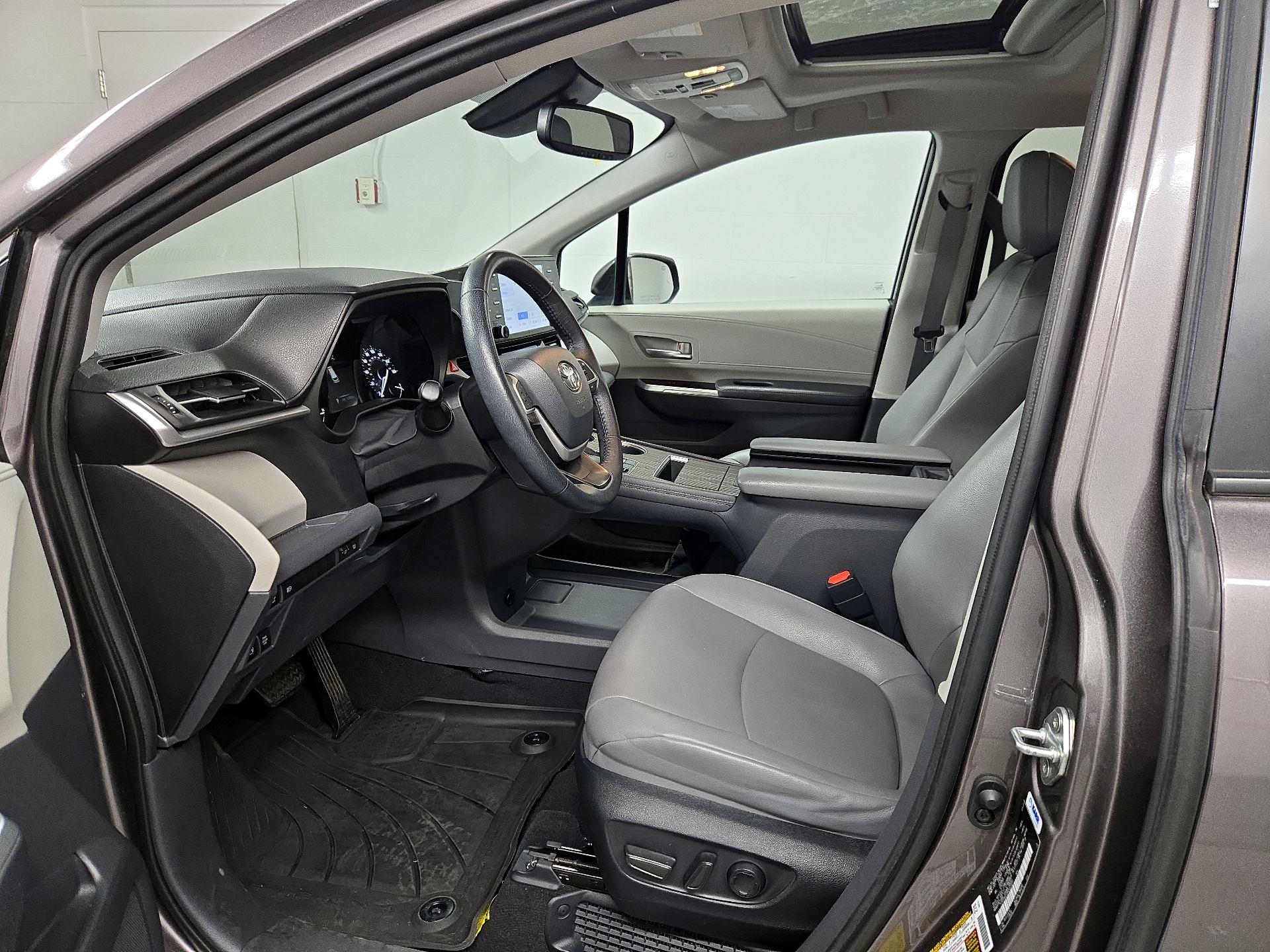 Thumbnail: 2022 Toyota Sienna - 11