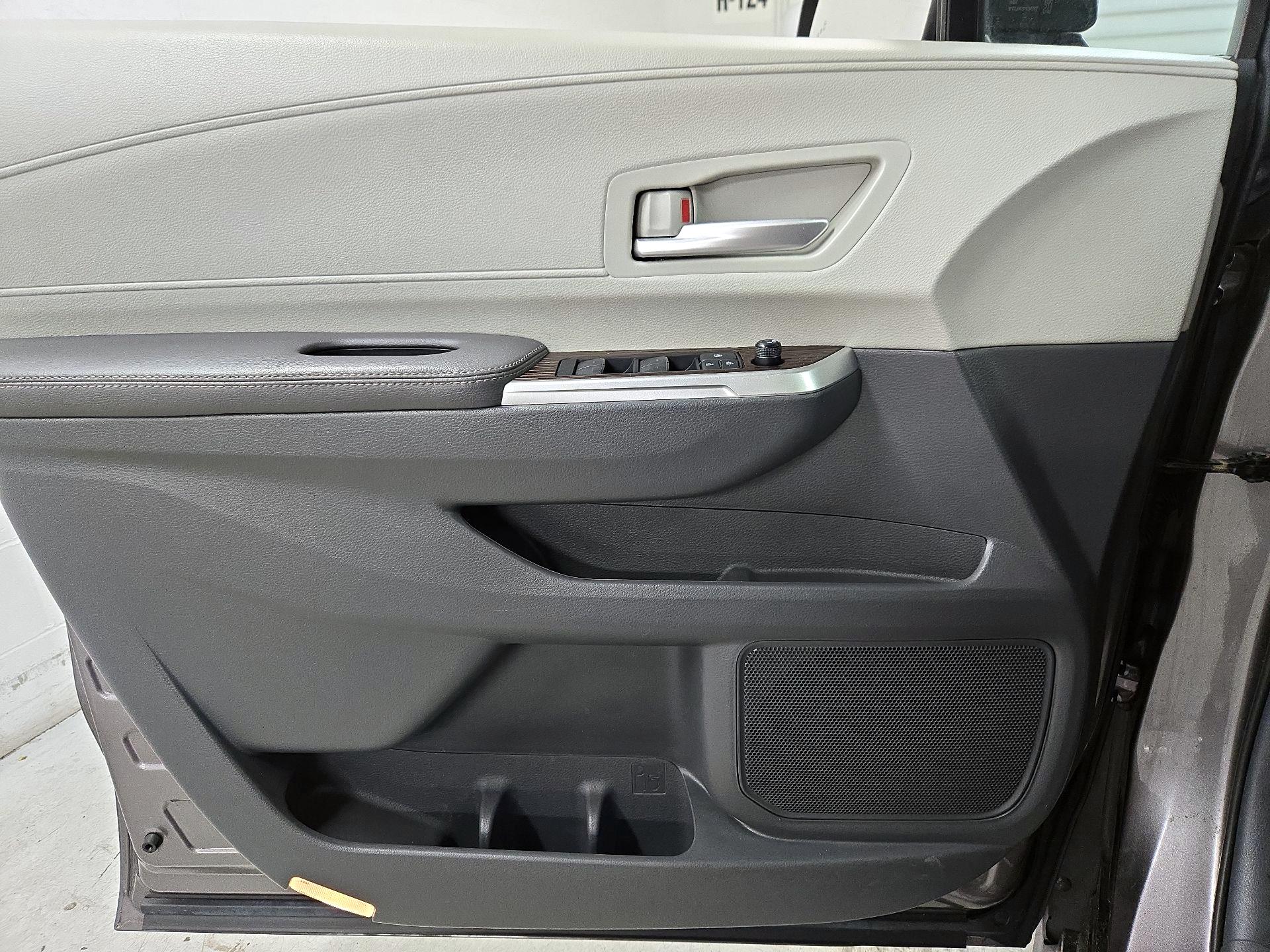 Thumbnail: 2022 Toyota Sienna - 12
