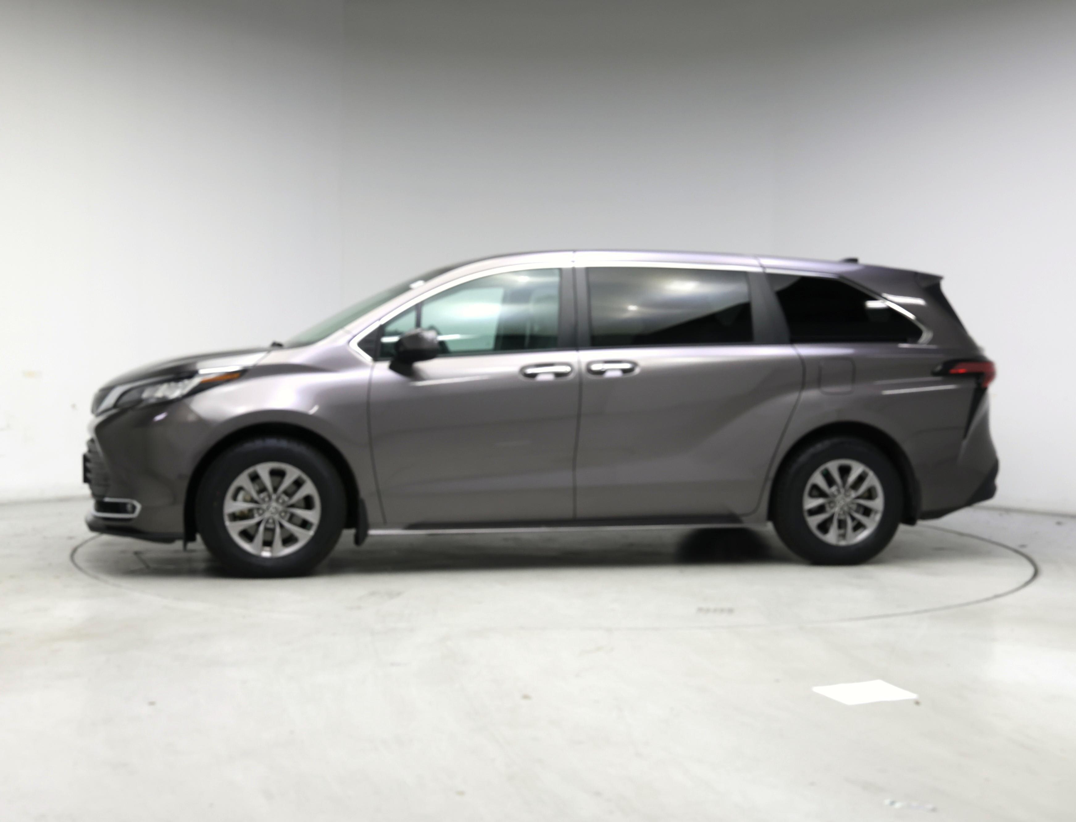Thumbnail: 2022 Toyota Sienna - 3