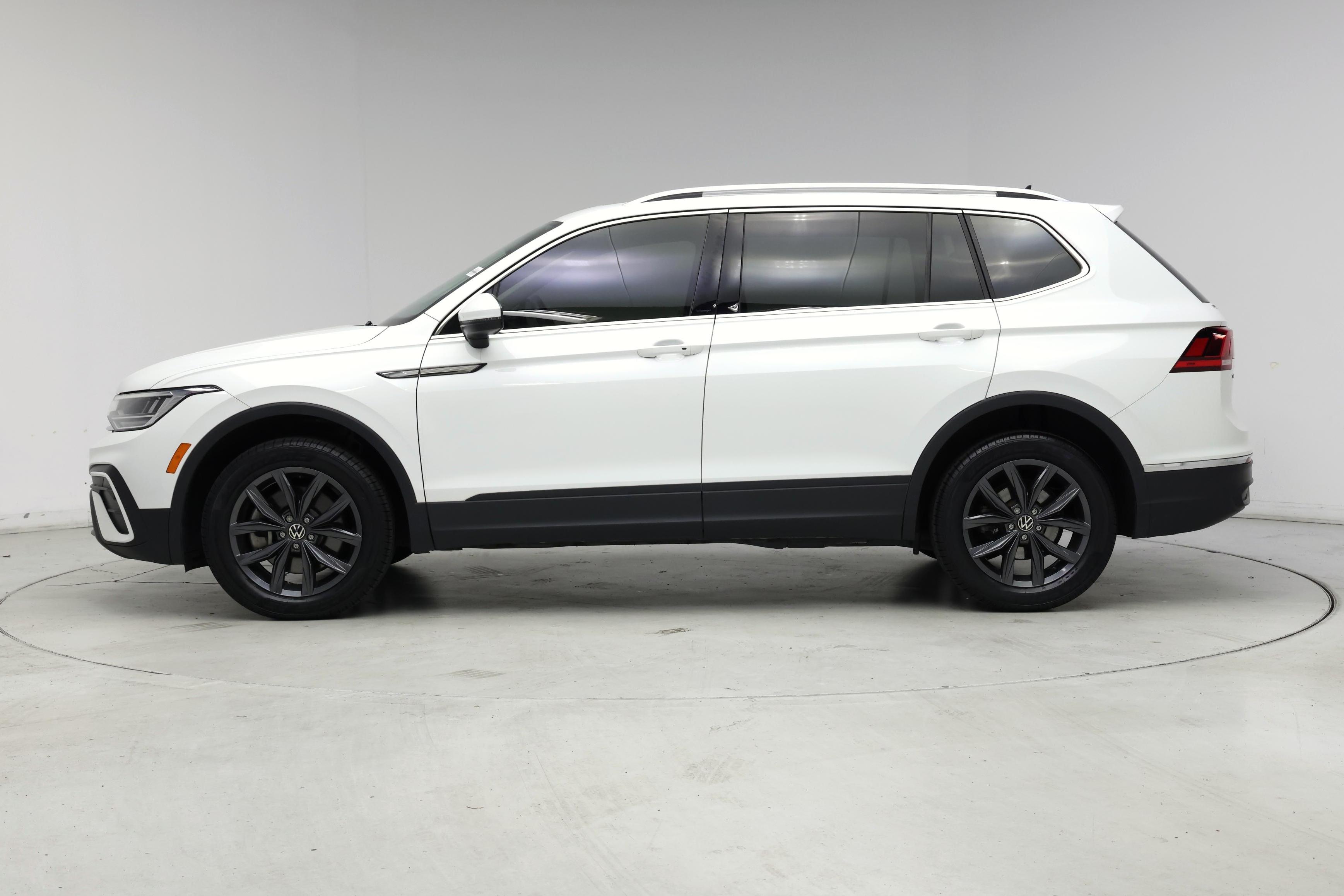 Thumbnail: 2022 Volkswagen Tiguan - 3