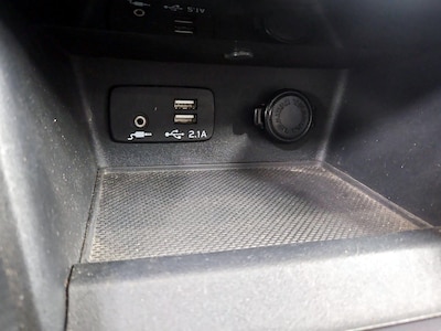 USB/AUX Ports