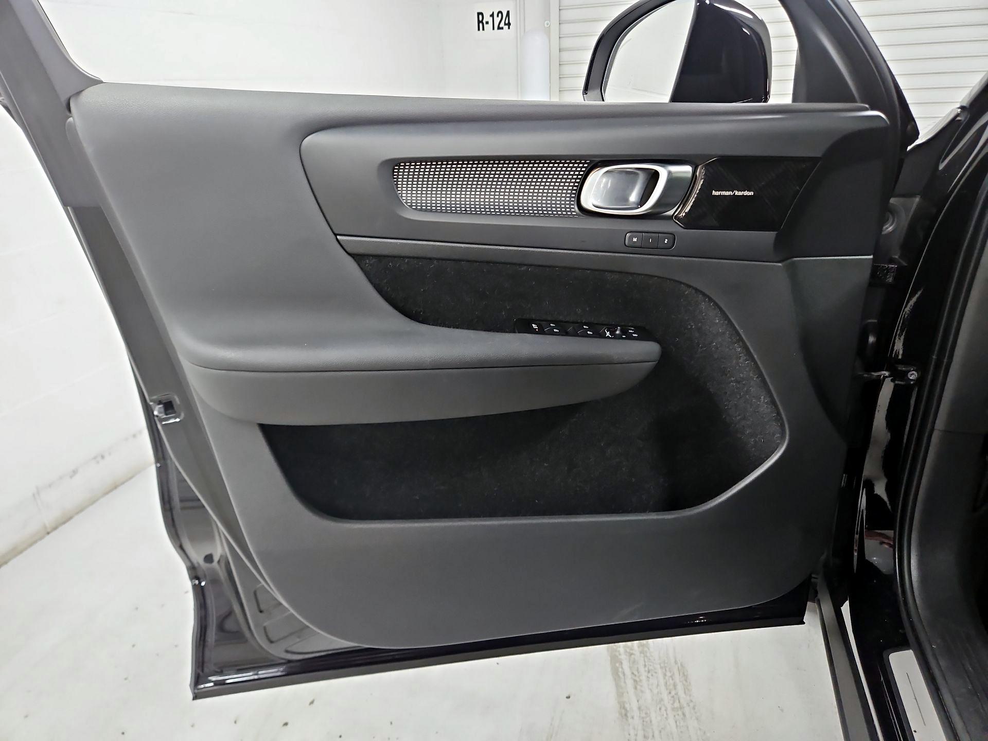 Thumbnail: 2021 Volvo XC40 - 12