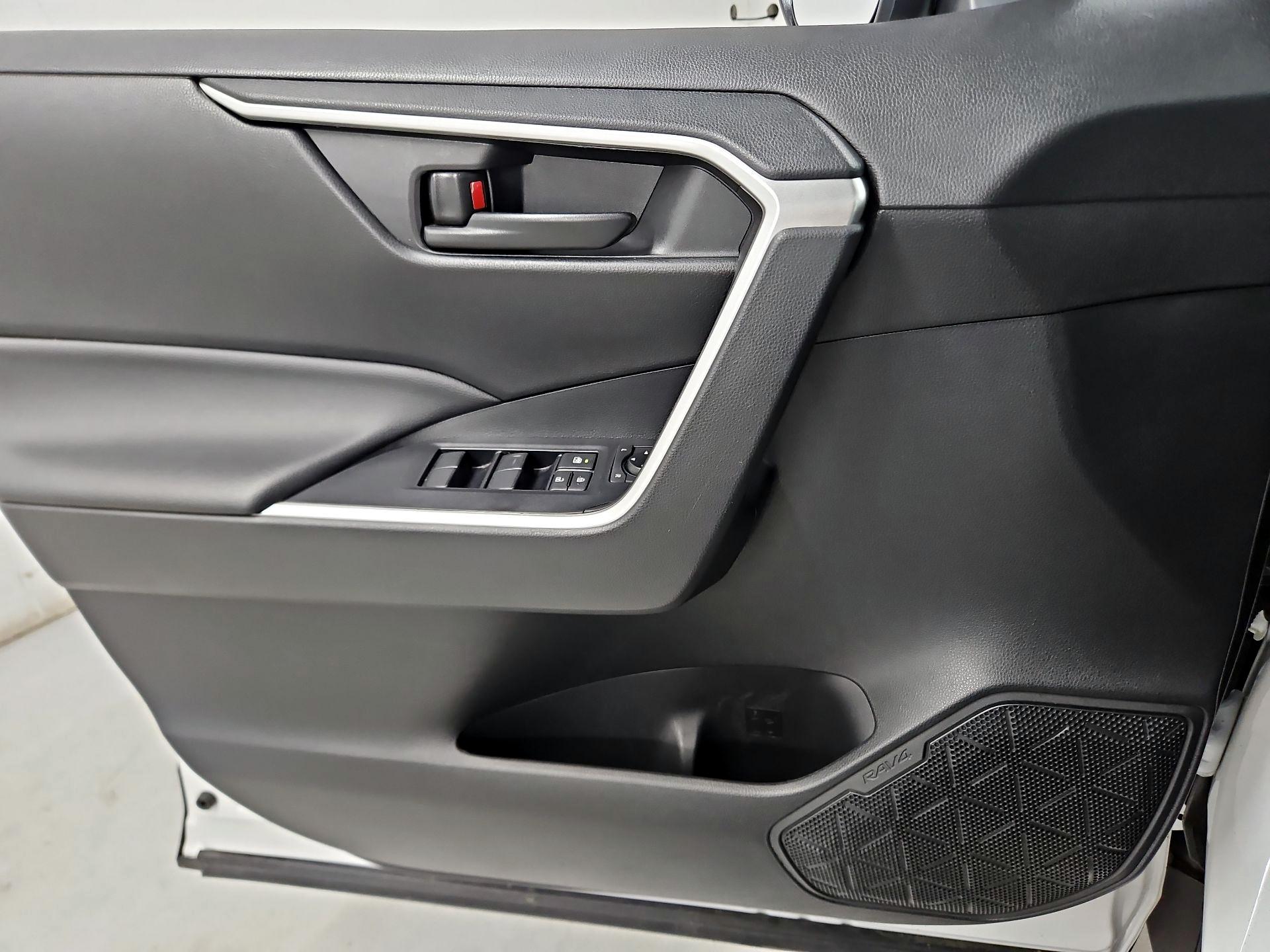 Thumbnail: 2022 Toyota RAV4 - 12