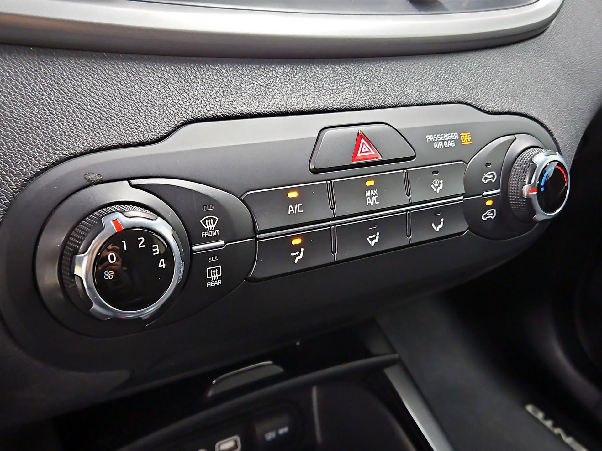 Thumbnail: 2016 Kia Sorento - 16