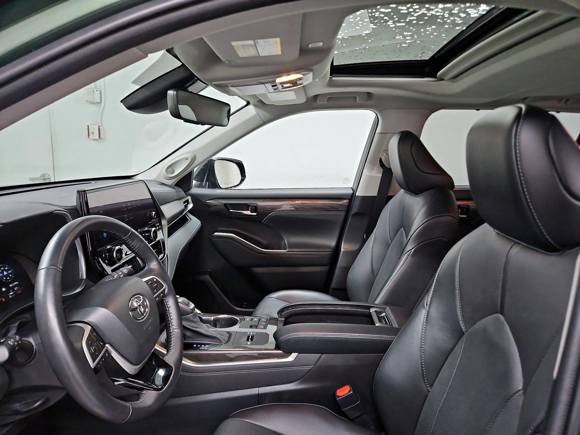 Thumbnail: 2023 Toyota Highlander - 19