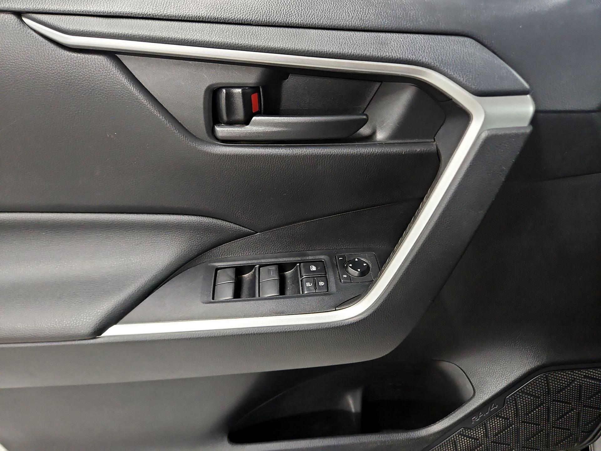 Thumbnail: 2021 Toyota RAV4 - 12
