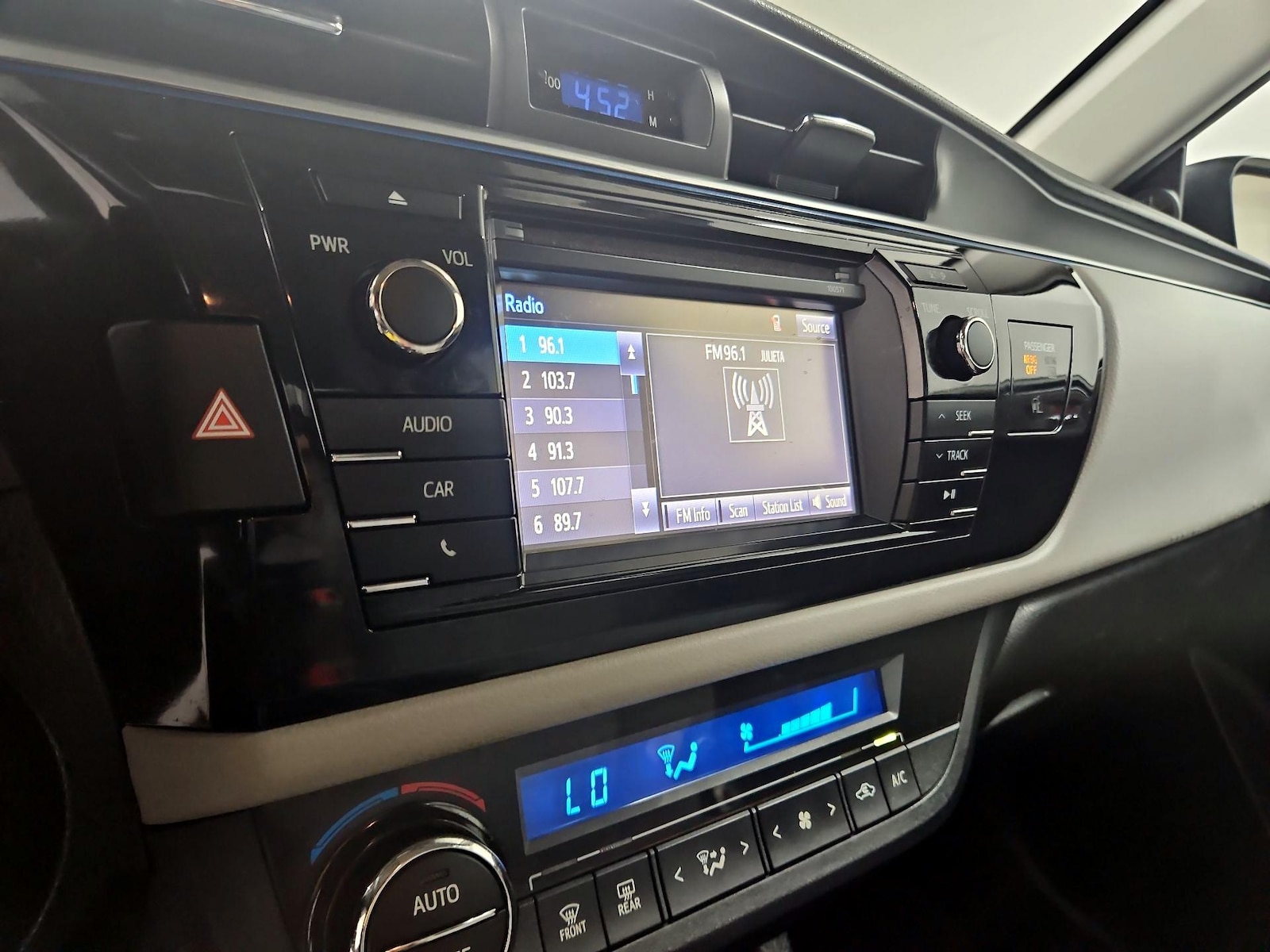 2016 Toyota Corolla LE - Photo 16