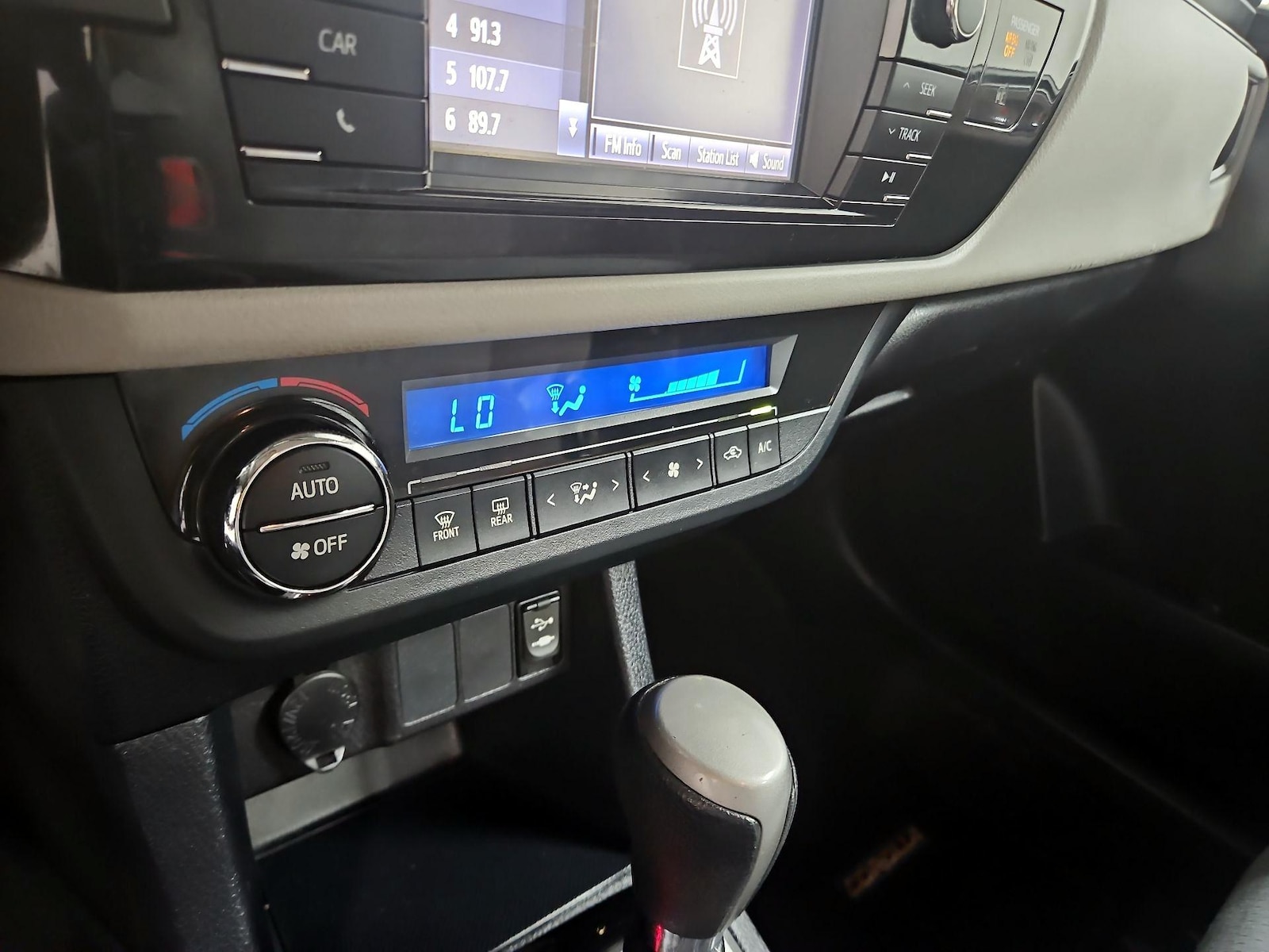 2016 Toyota Corolla LE - Photo 17