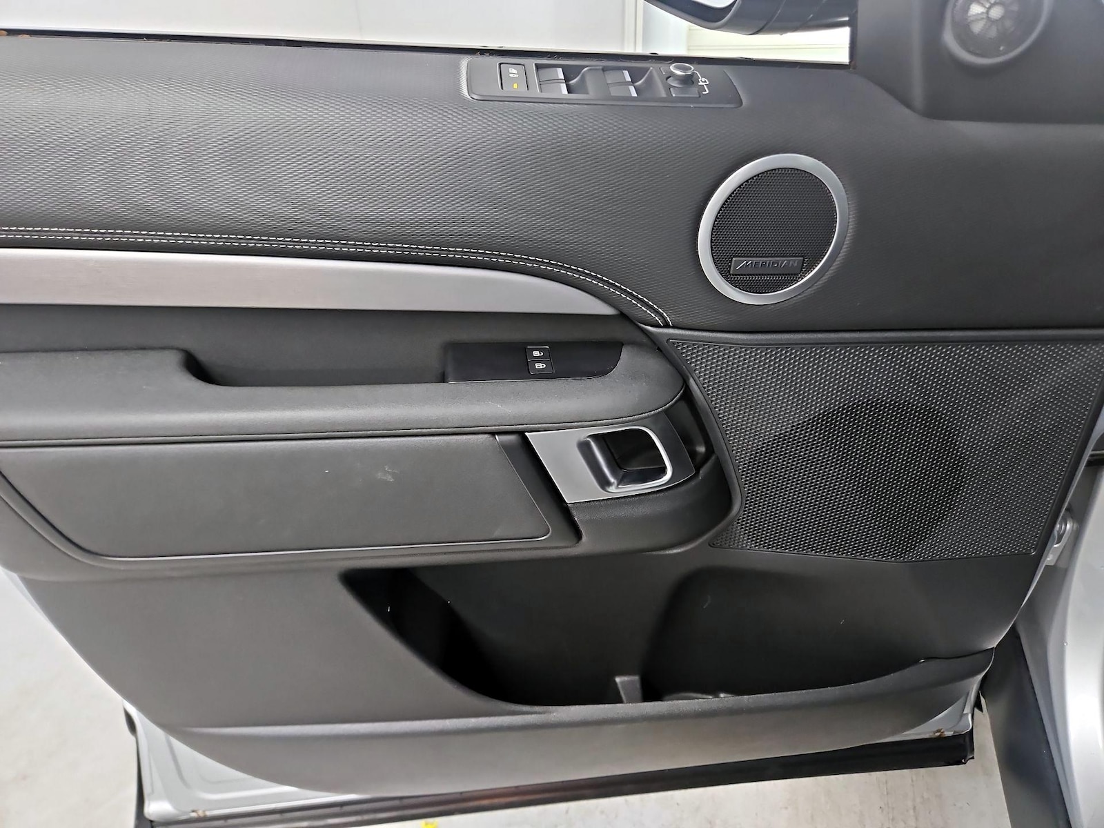 2022 Land Rover Discovery S R Dynamic - Photo 13