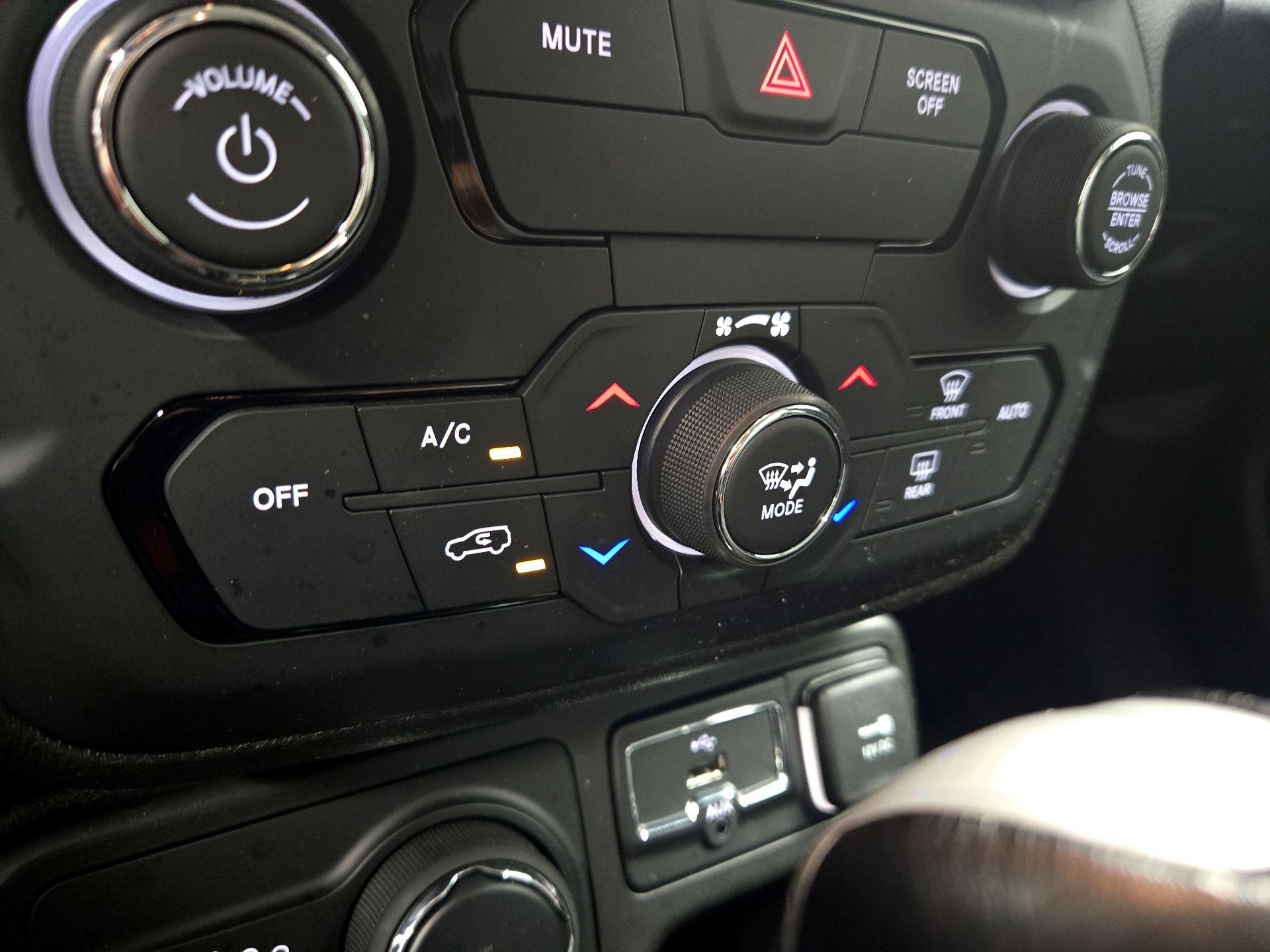Thumbnail: 2018 Jeep Renegade - 16