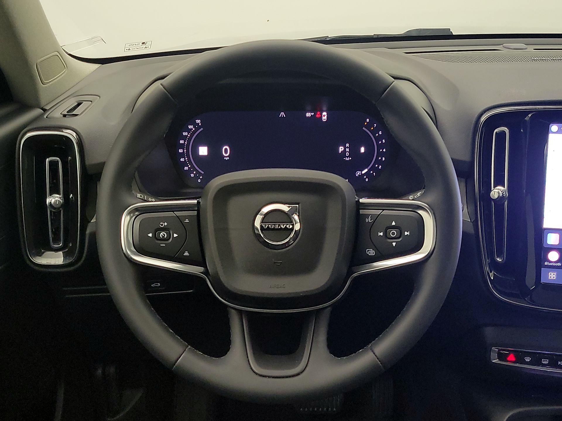 Thumbnail: 2023 Volvo XC40 - 10