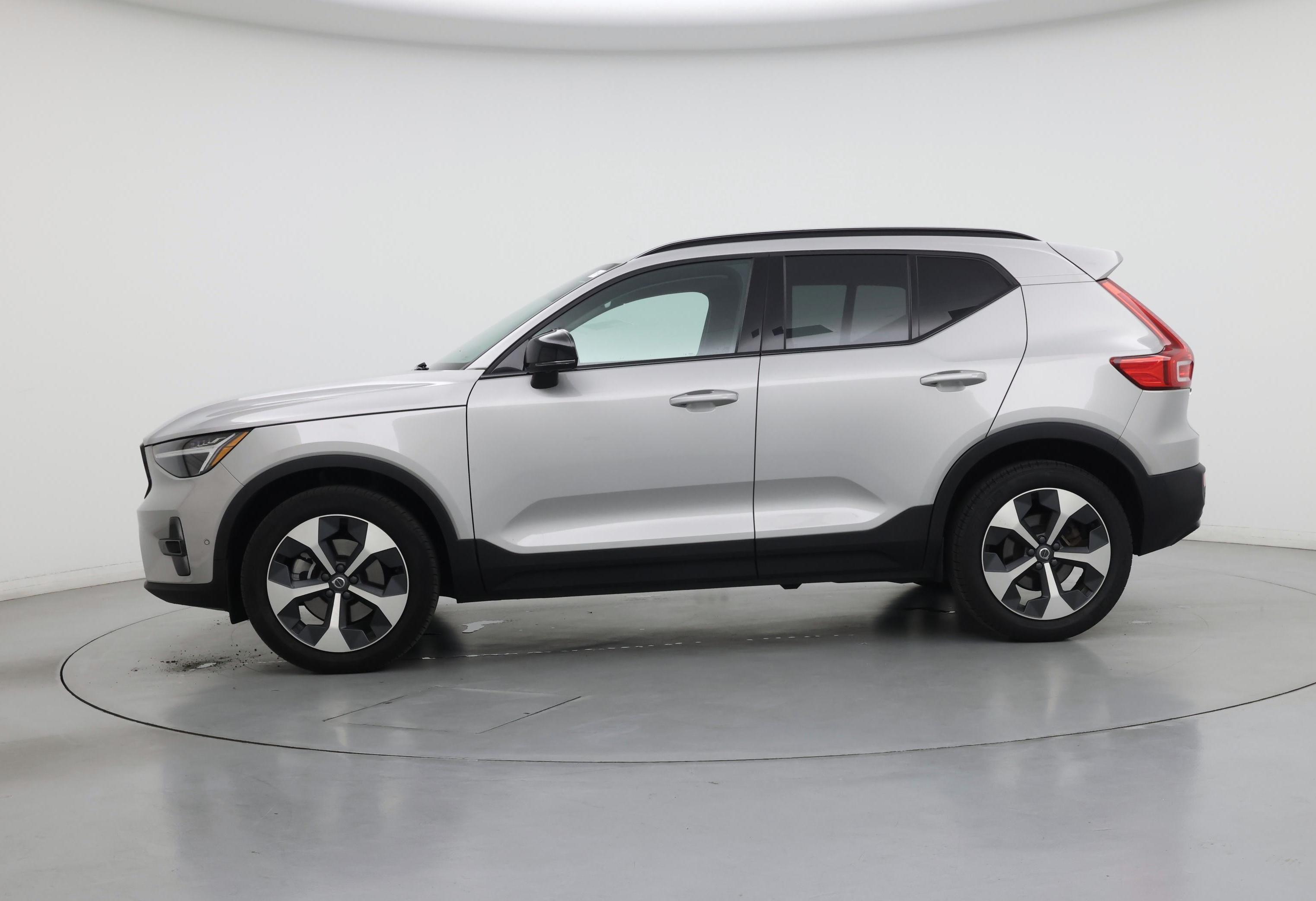 Thumbnail: 2023 Volvo XC40 - 3