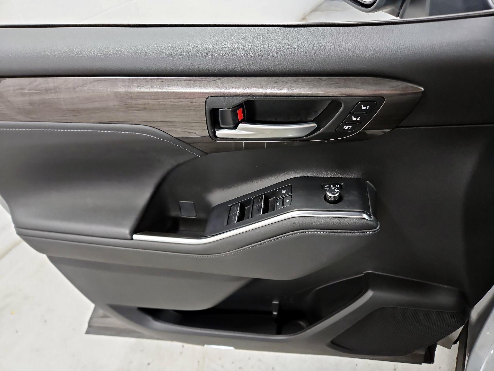 Thumbnail: 2023 Toyota Highlander - 12