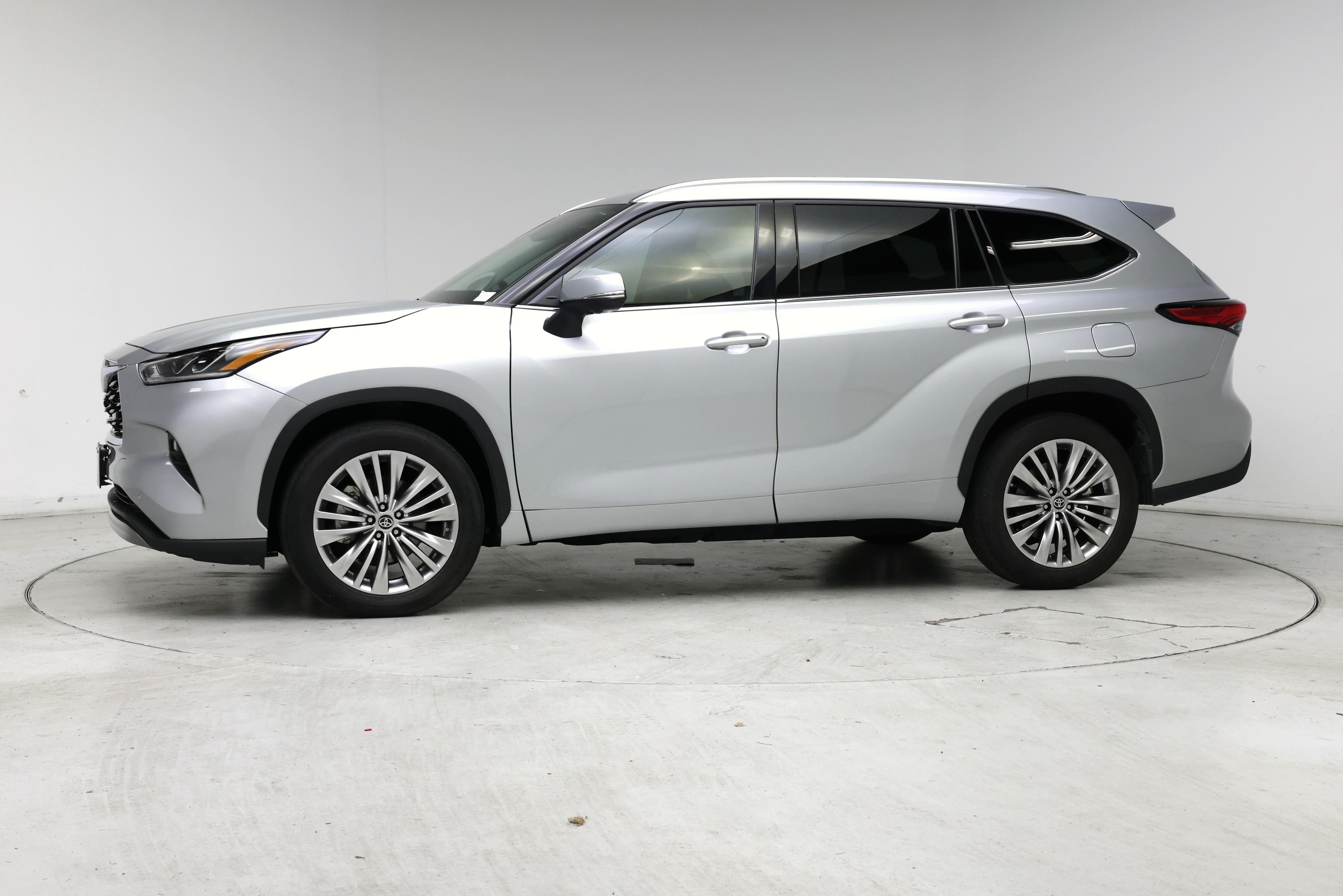 Thumbnail: 2023 Toyota Highlander - 3