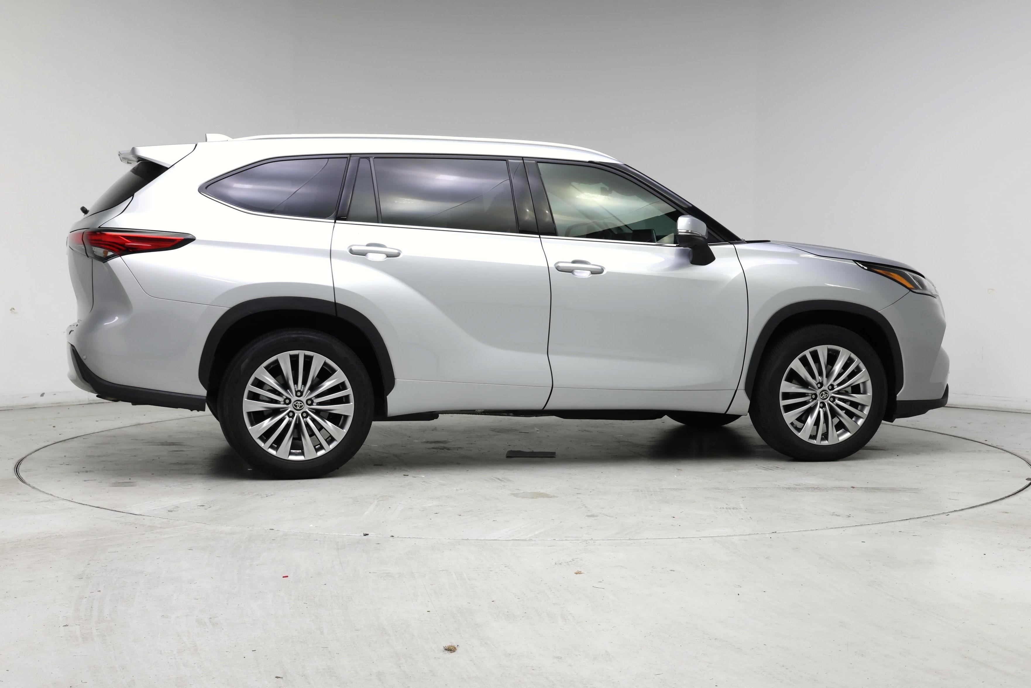 Thumbnail: 2023 Toyota Highlander - 7