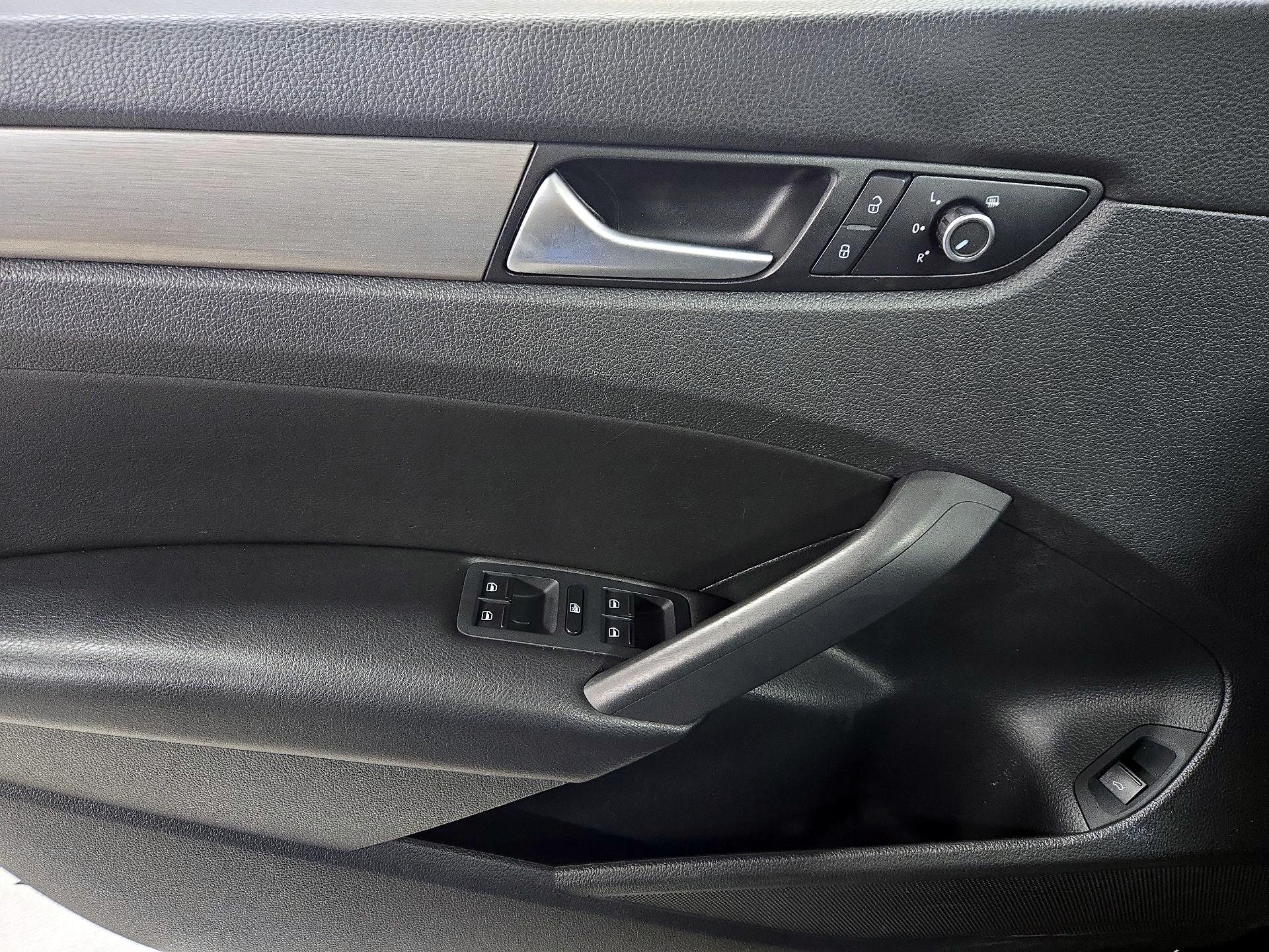 Thumbnail: 2015 Volkswagen Passat - 12