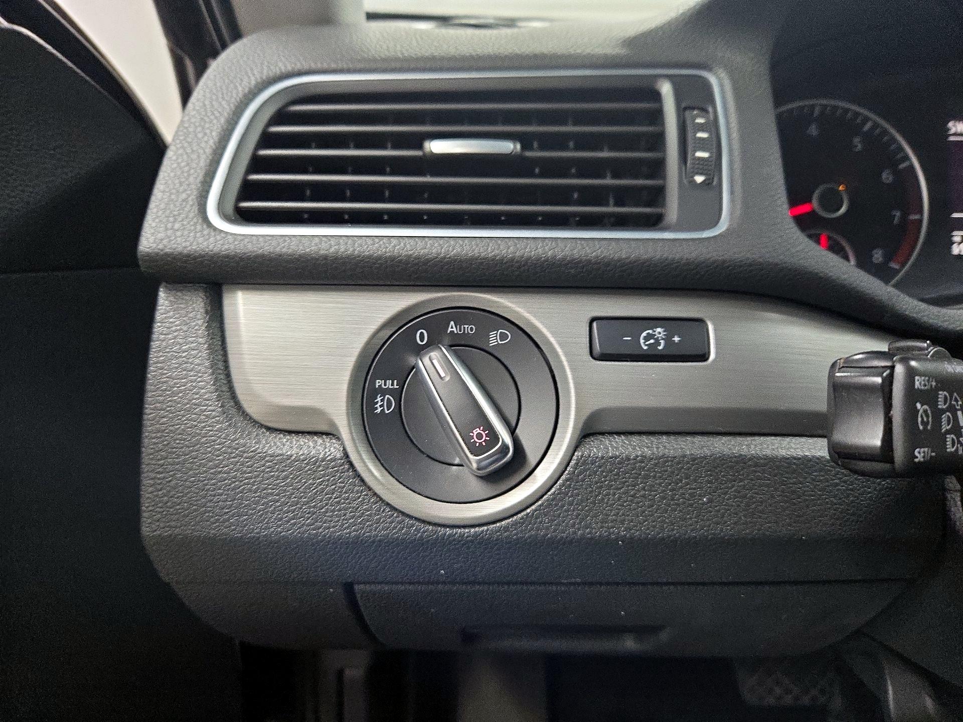 Thumbnail: 2015 Volkswagen Passat - 13