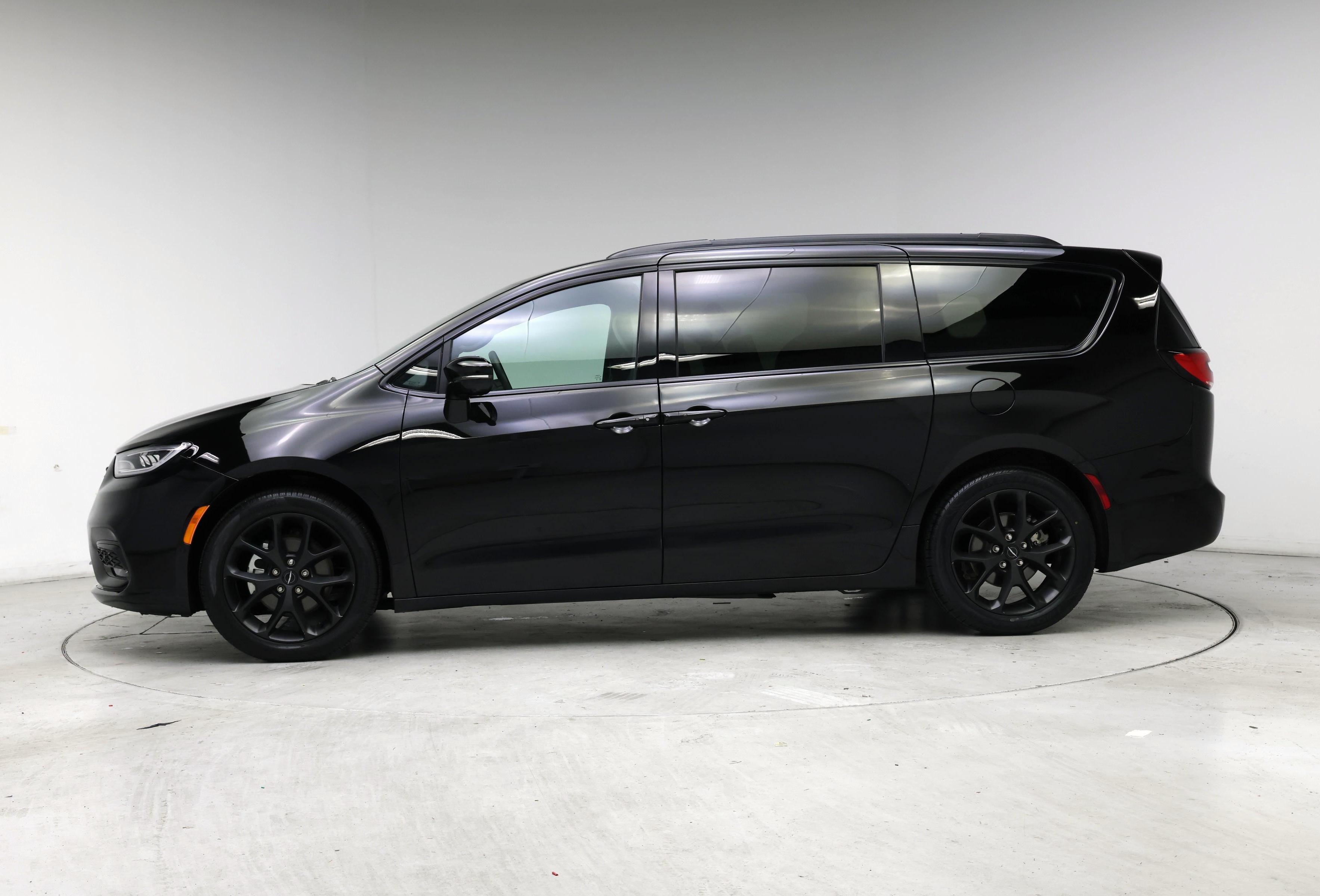 Thumbnail: 2024 Chrysler Pacifica - 3