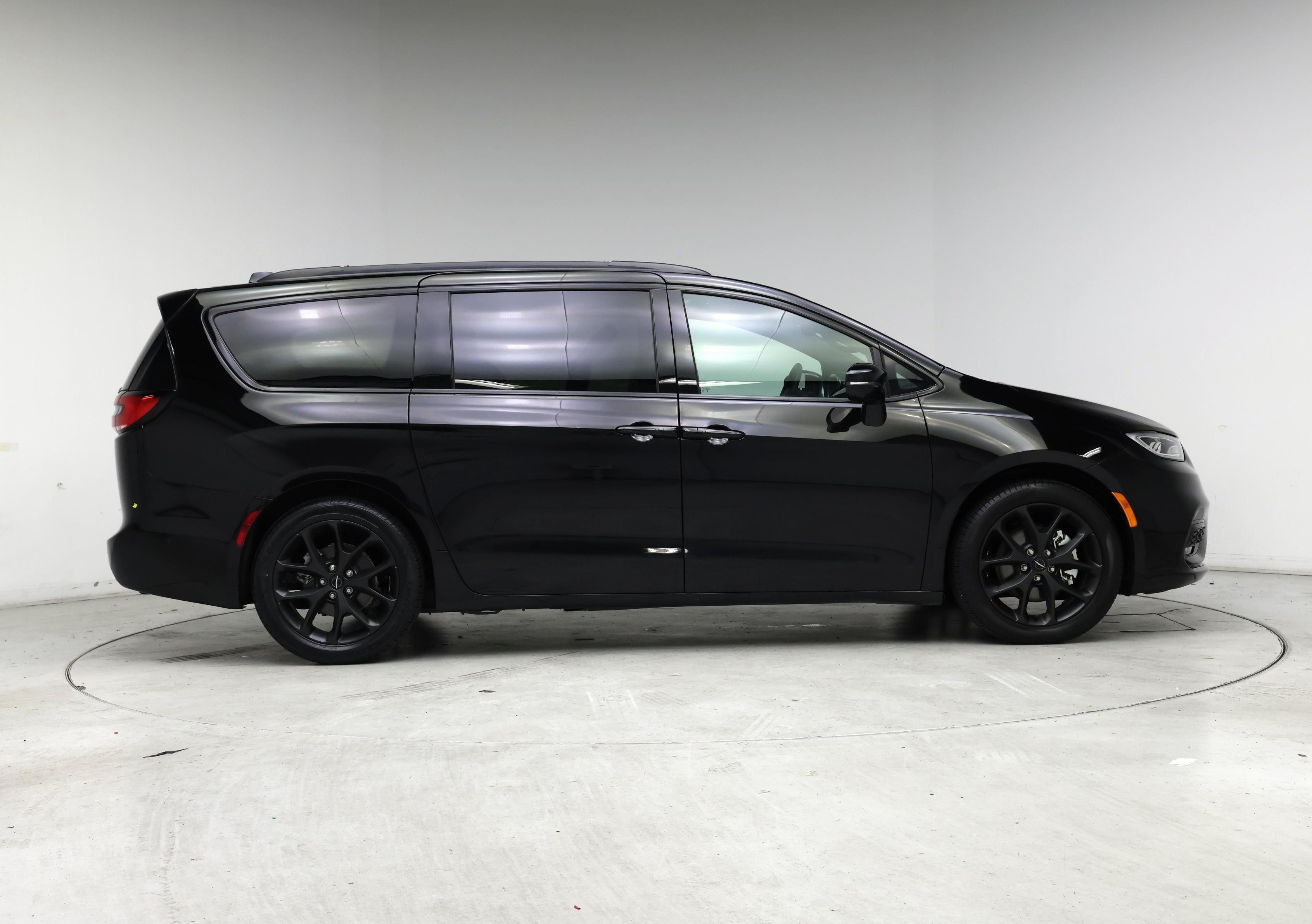 Thumbnail: 2024 Chrysler Pacifica - 7