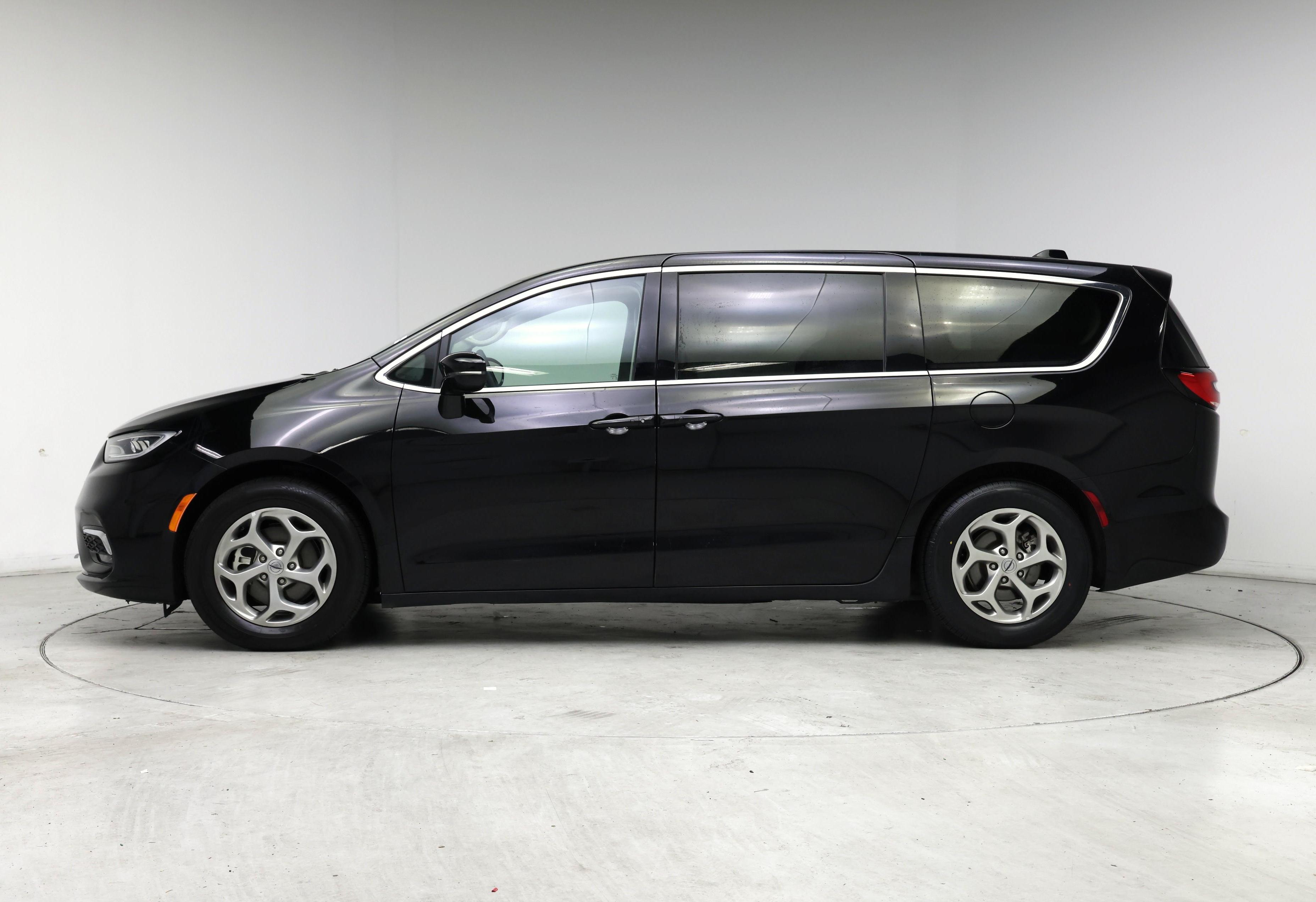 Thumbnail: 2024 Chrysler Pacifica - 3