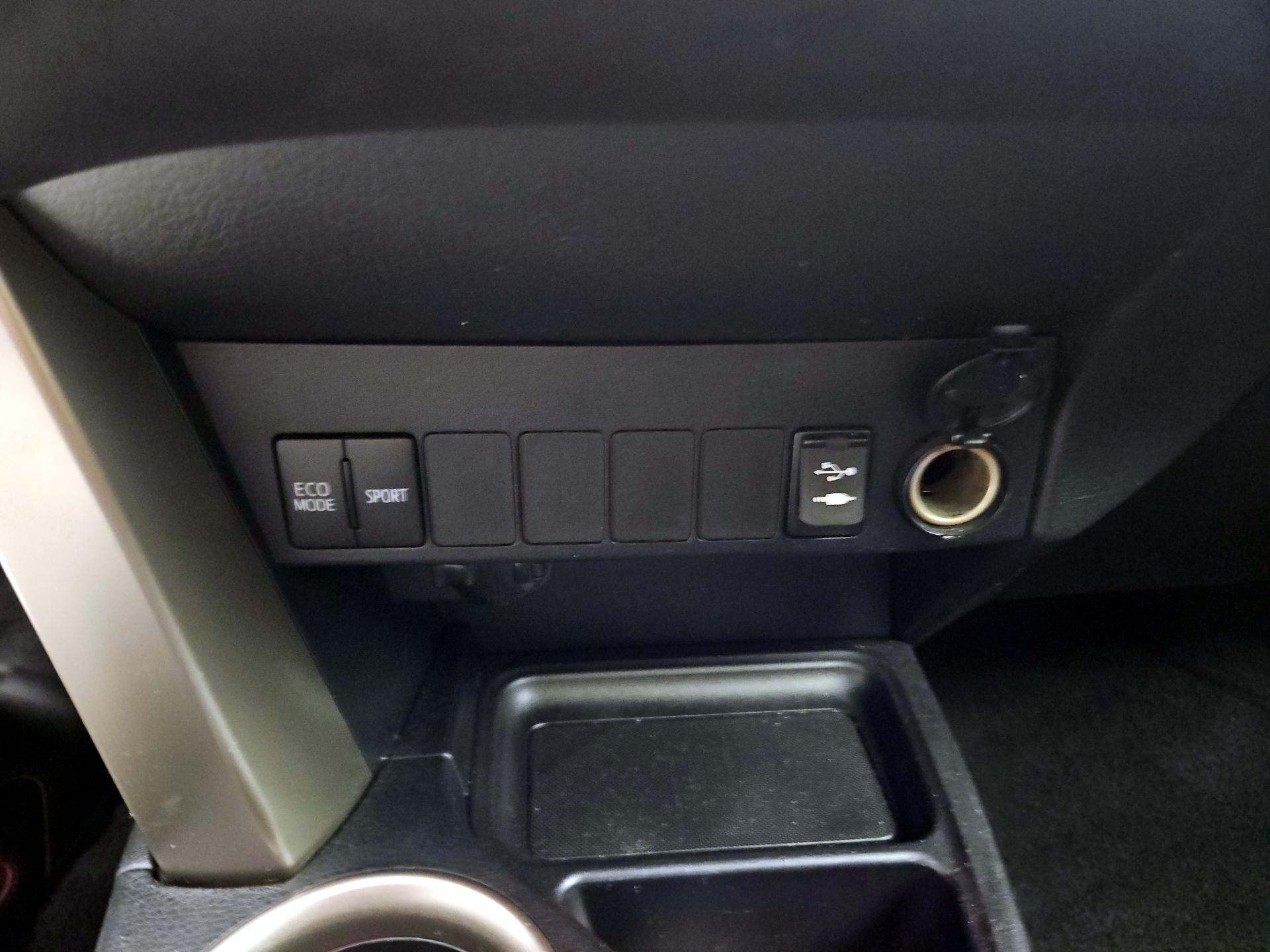 Thumbnail: 2015 Toyota RAV4 - 18