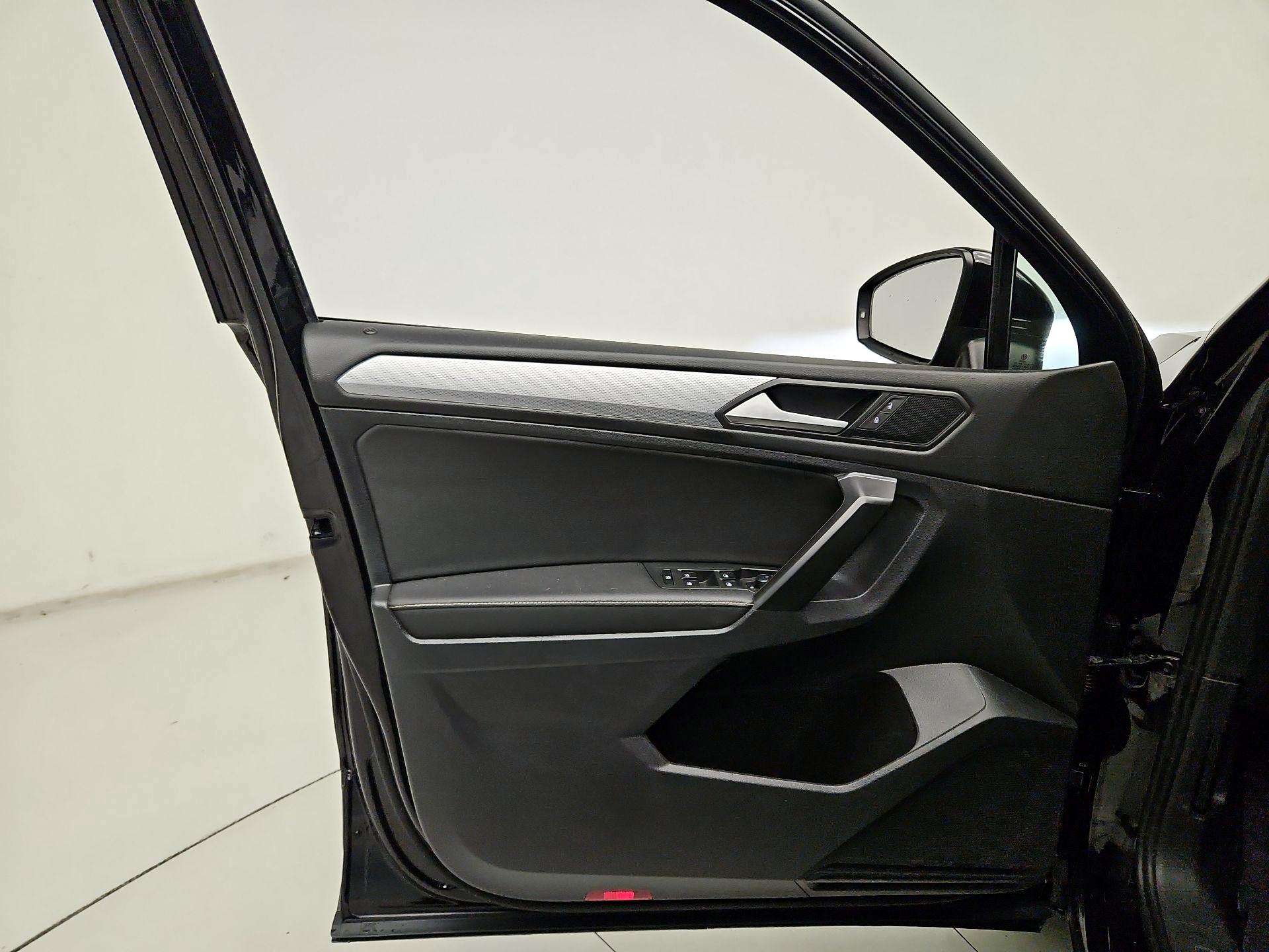 Thumbnail: 2022 Volkswagen Tiguan - 12