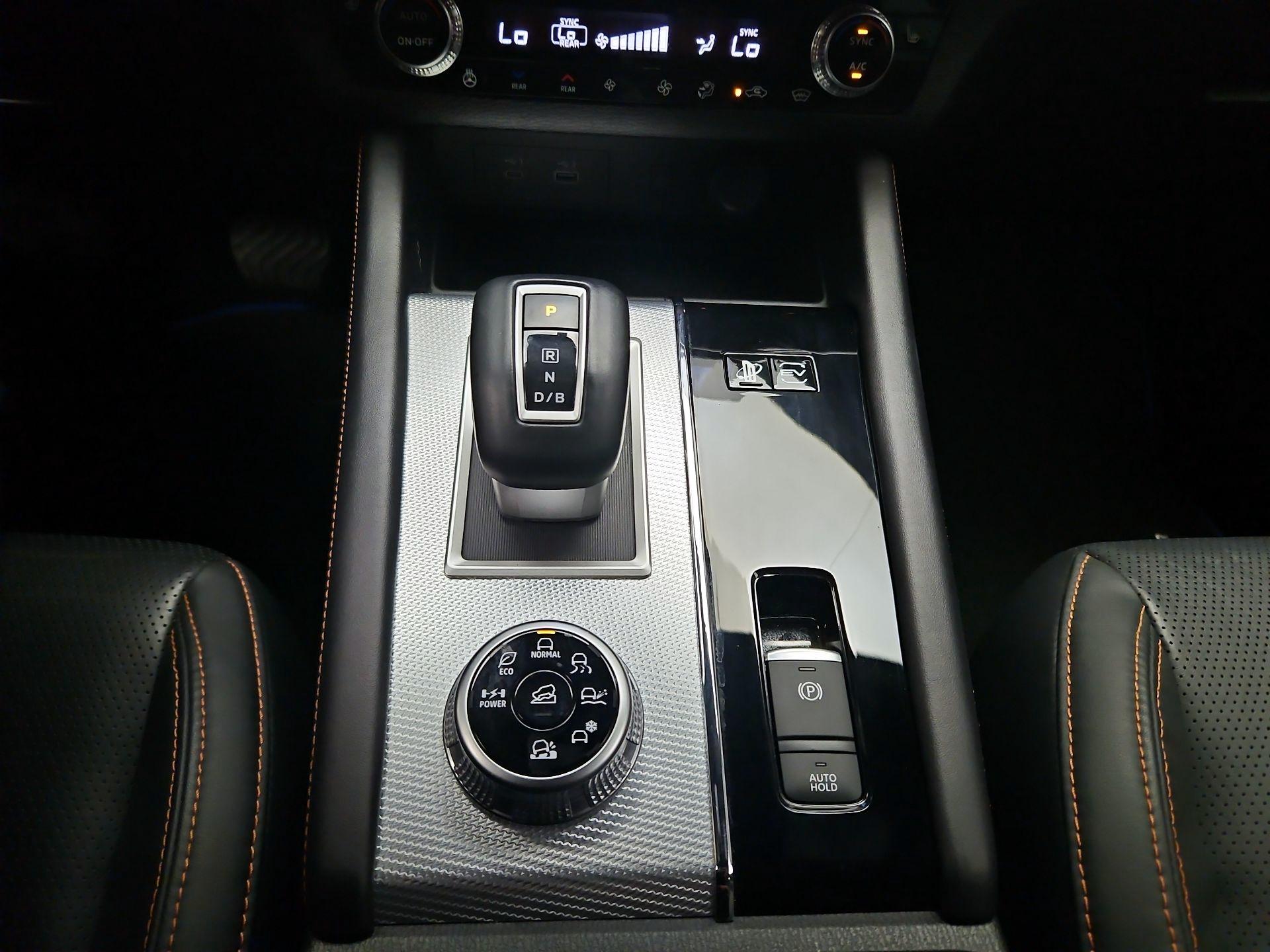 Thumbnail: 2023 Mitsubishi Outlander - 17