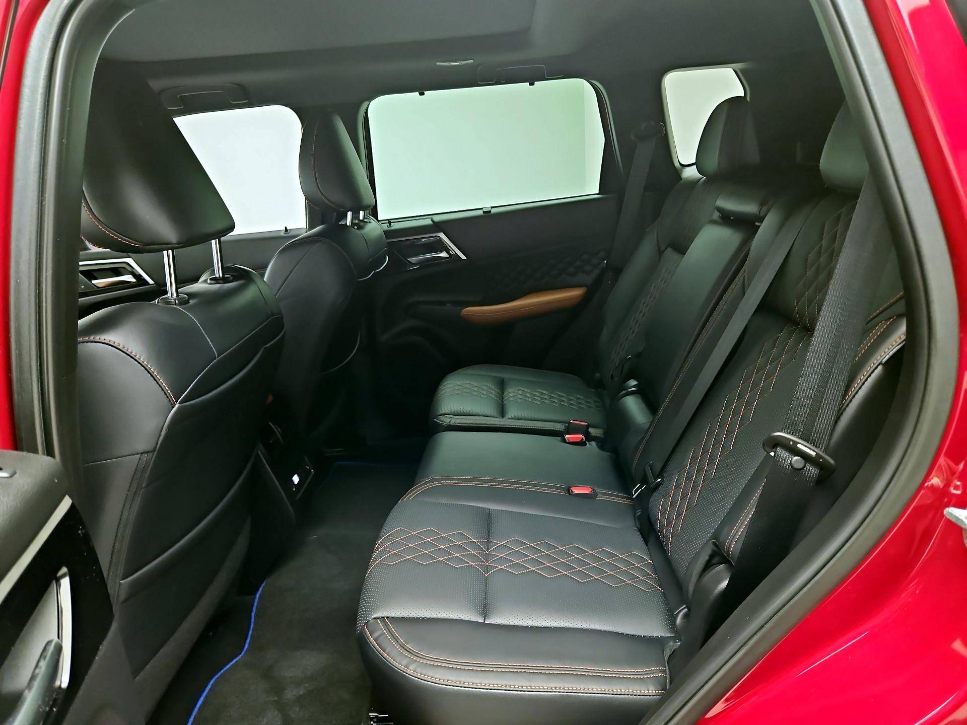 Thumbnail: 2023 Mitsubishi Outlander - 18