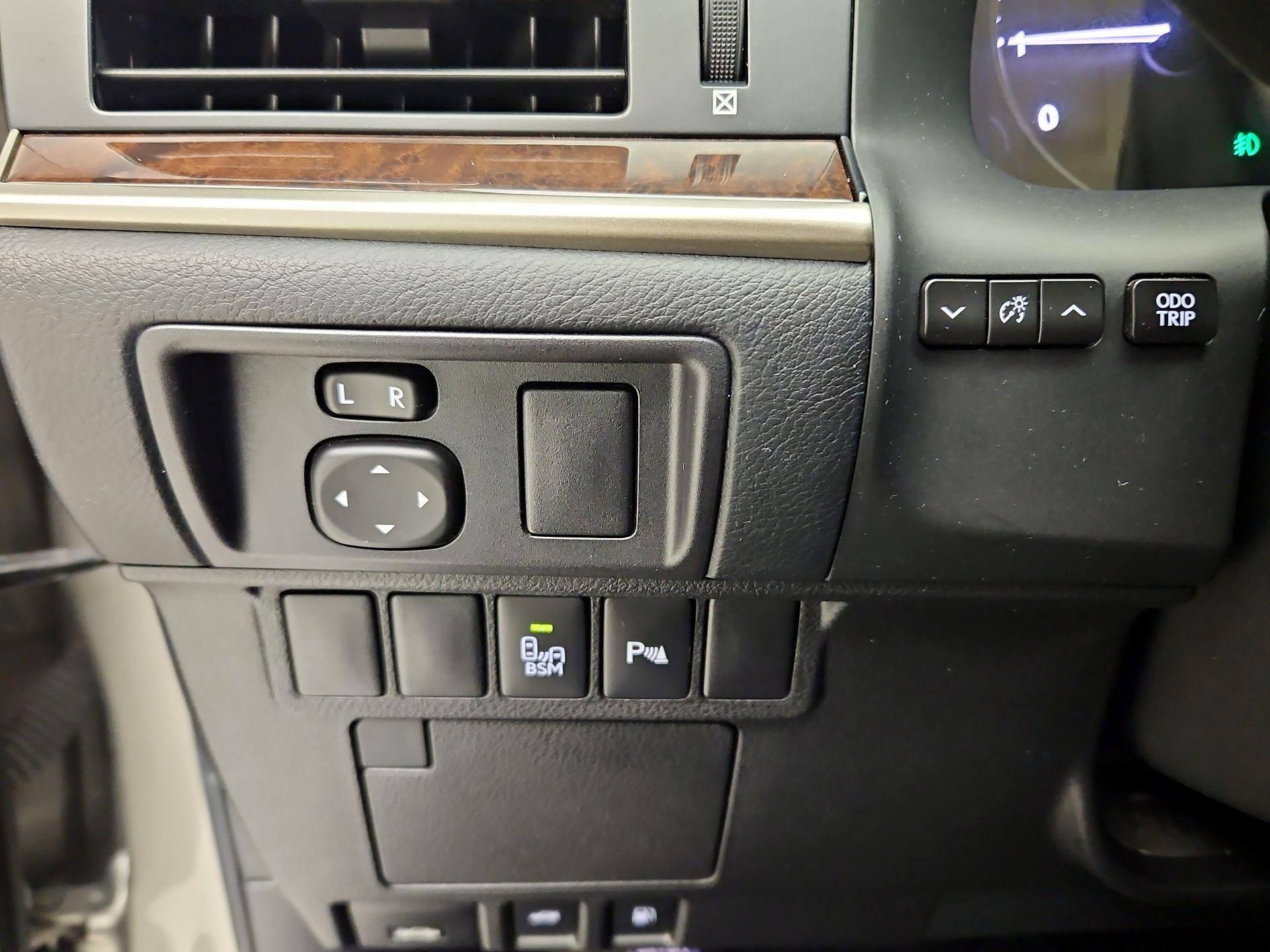 Thumbnail: 2015 Lexus ES - 13