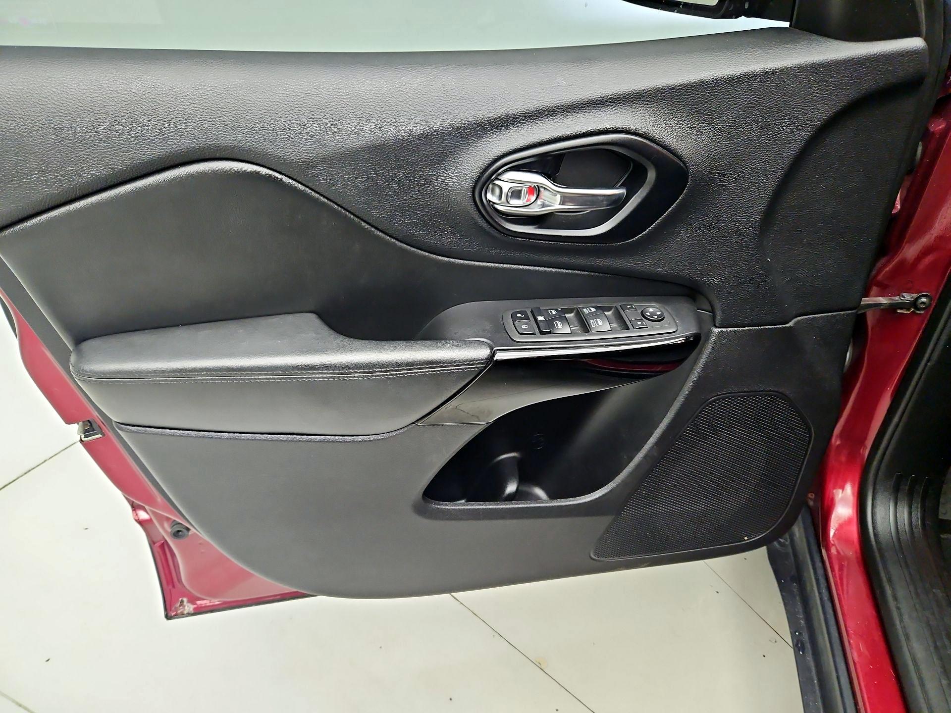 Thumbnail: 2021 Jeep Cherokee - 12