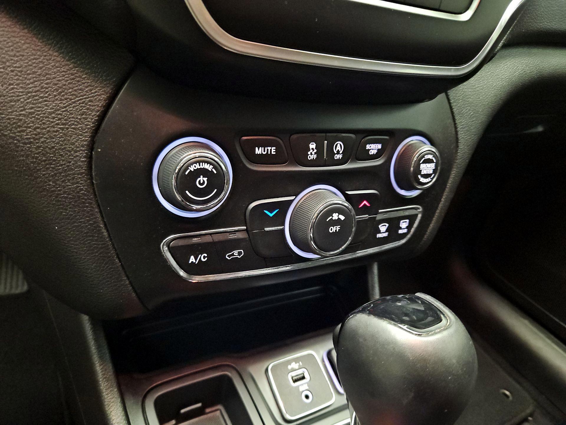 Thumbnail: 2021 Jeep Cherokee - 16