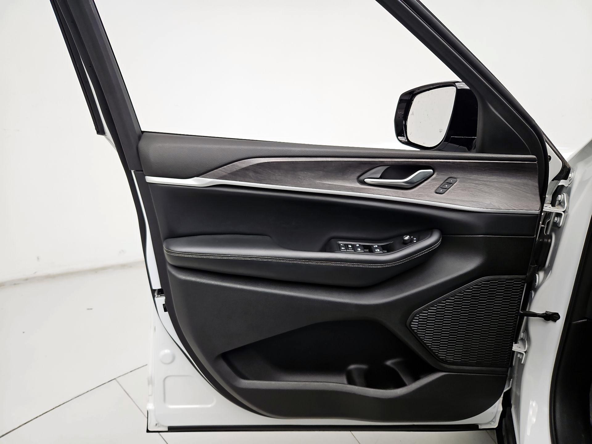 Thumbnail: 2023 Jeep Grand Cherokee L - 12