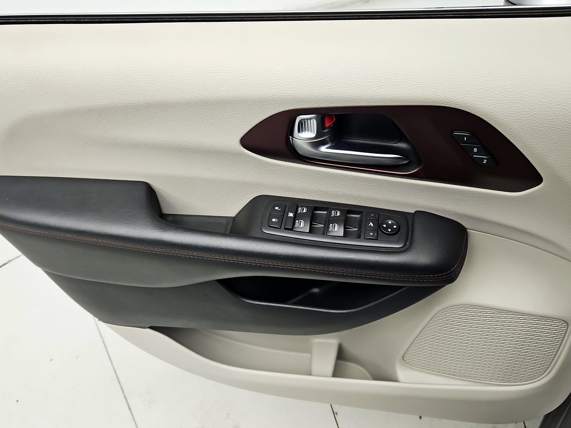 Thumbnail: 2020 Chrysler Pacifica - 12