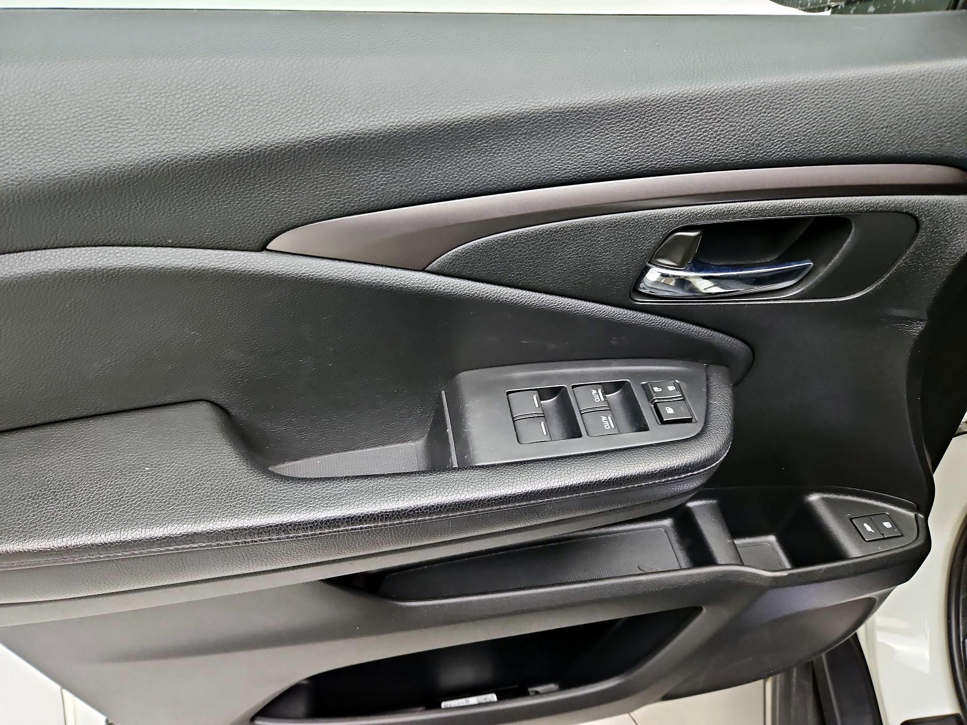 Thumbnail: 2017 Honda Pilot - 12