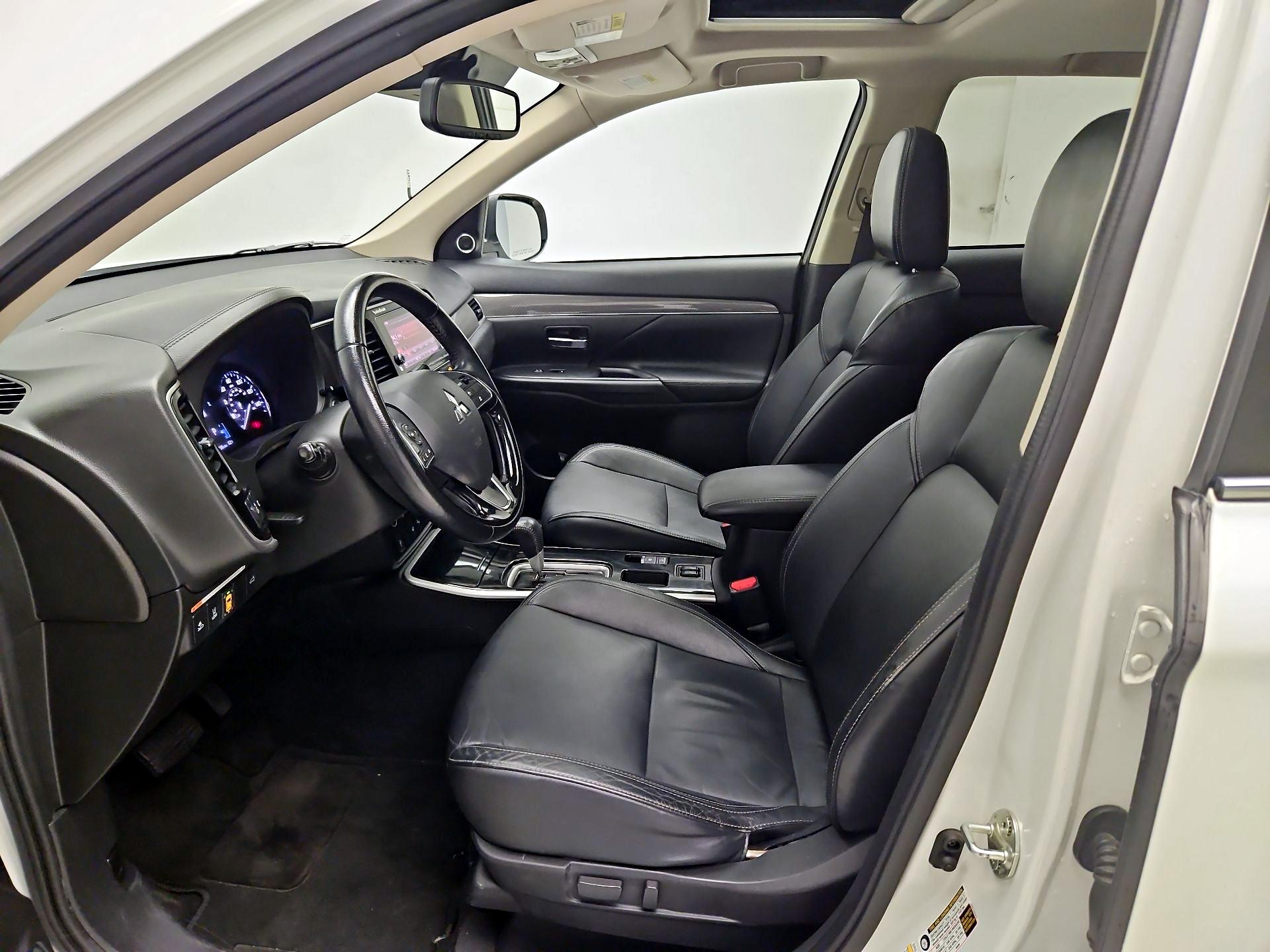 Thumbnail: 2019 Mitsubishi Outlander - 11