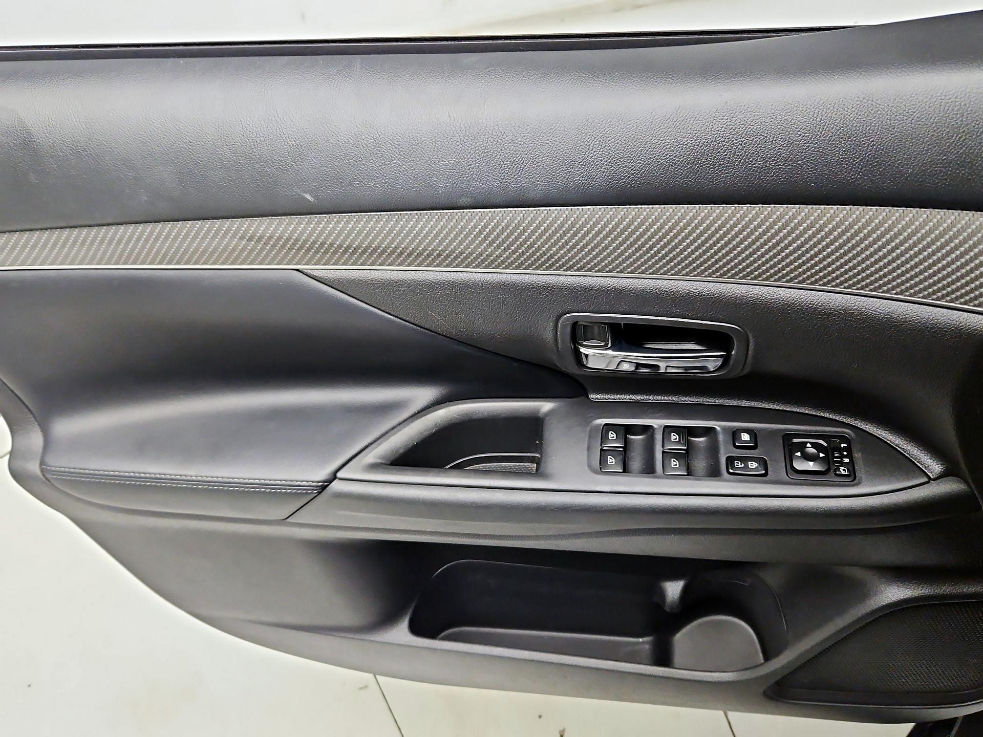 Thumbnail: 2019 Mitsubishi Outlander - 12