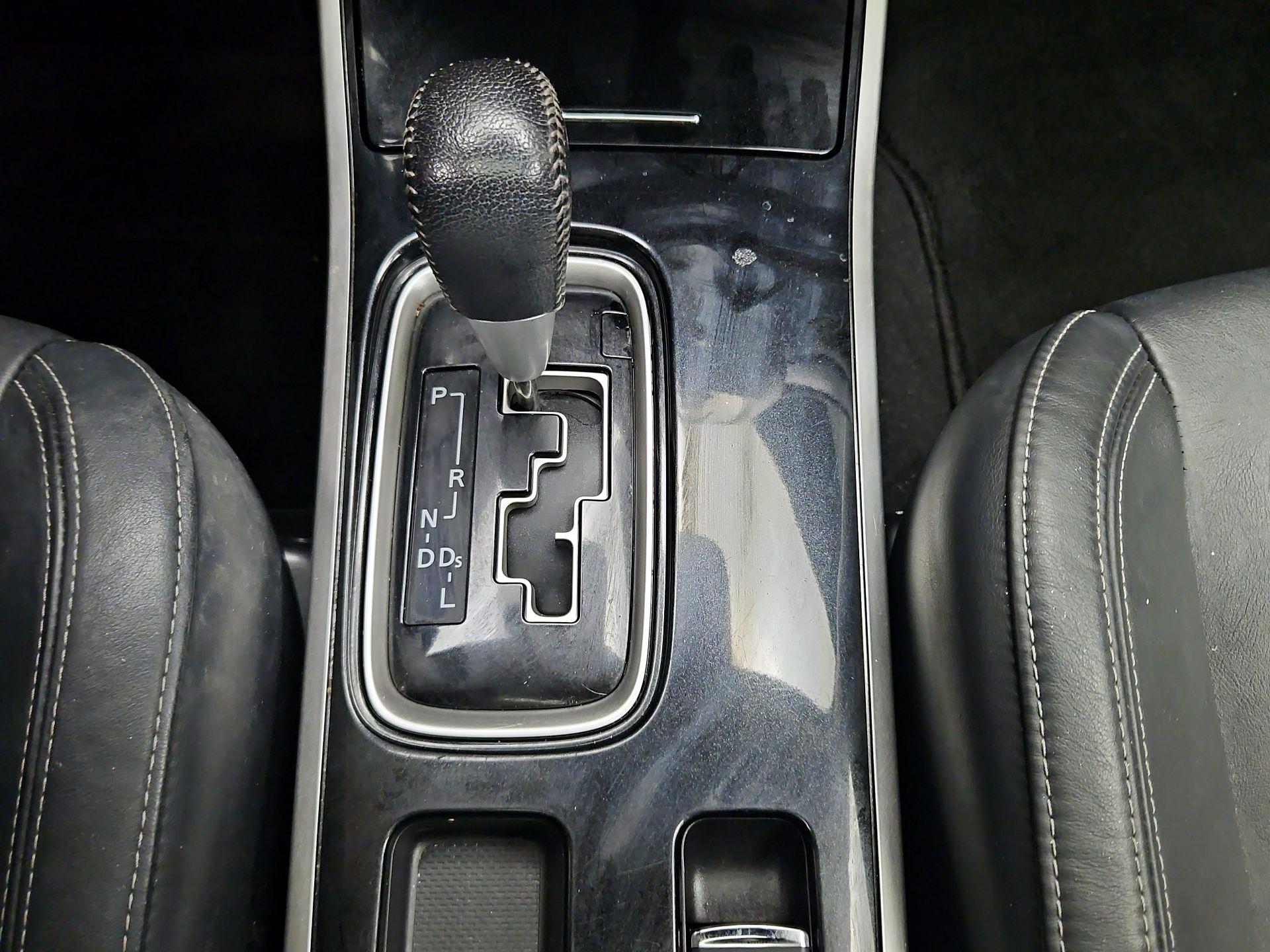 Thumbnail: 2019 Mitsubishi Outlander - 17