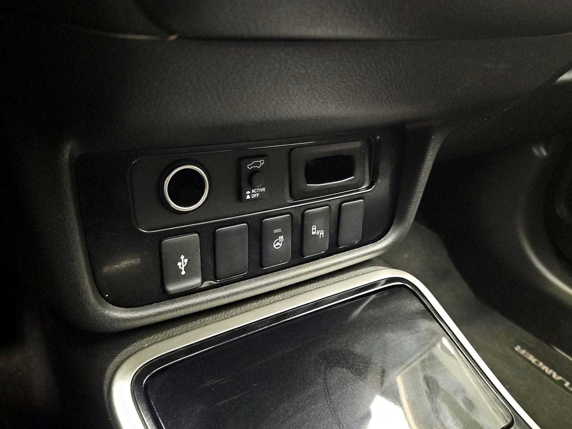 Thumbnail: 2019 Mitsubishi Outlander - 18