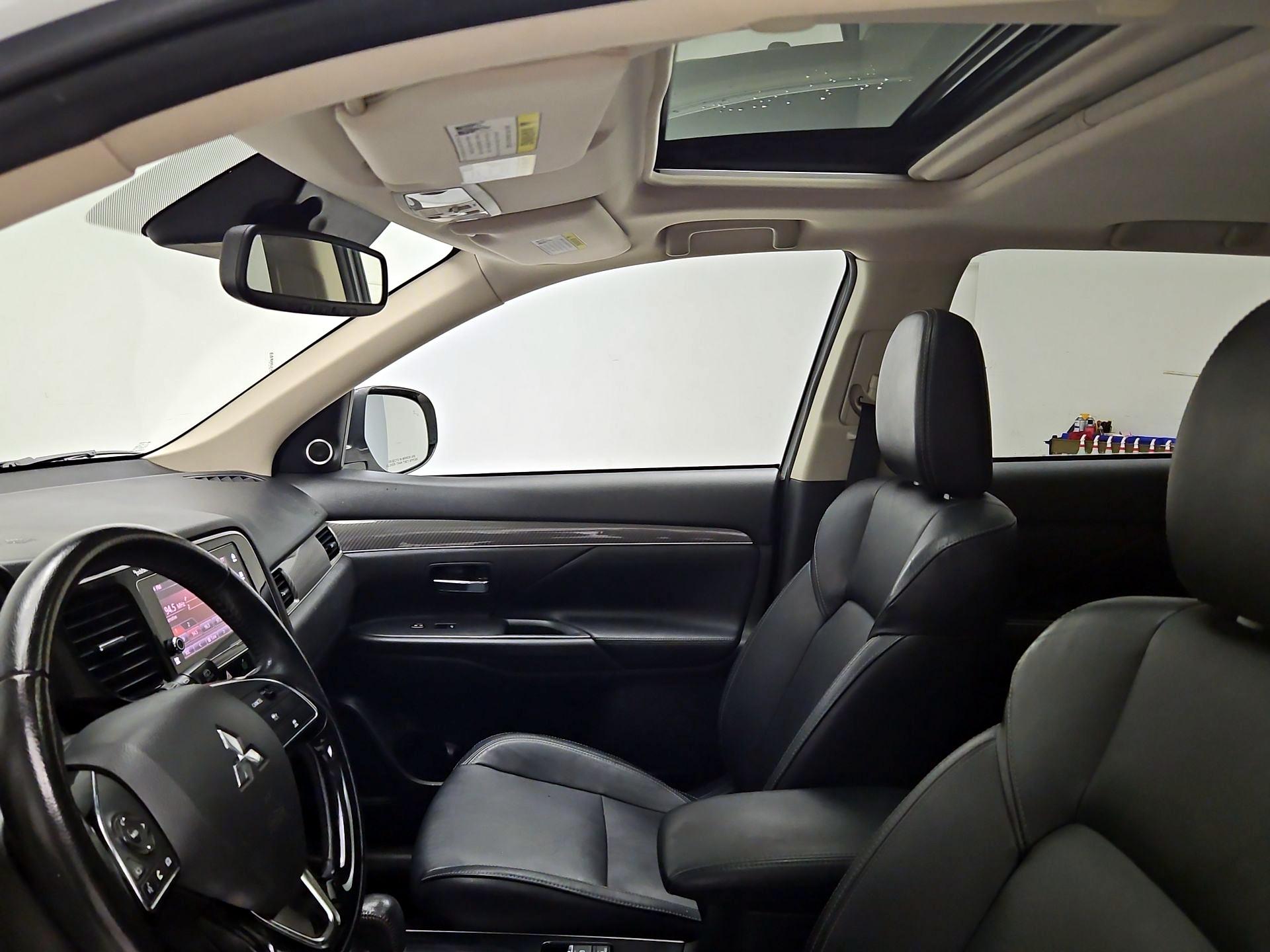 Thumbnail: 2019 Mitsubishi Outlander - 19